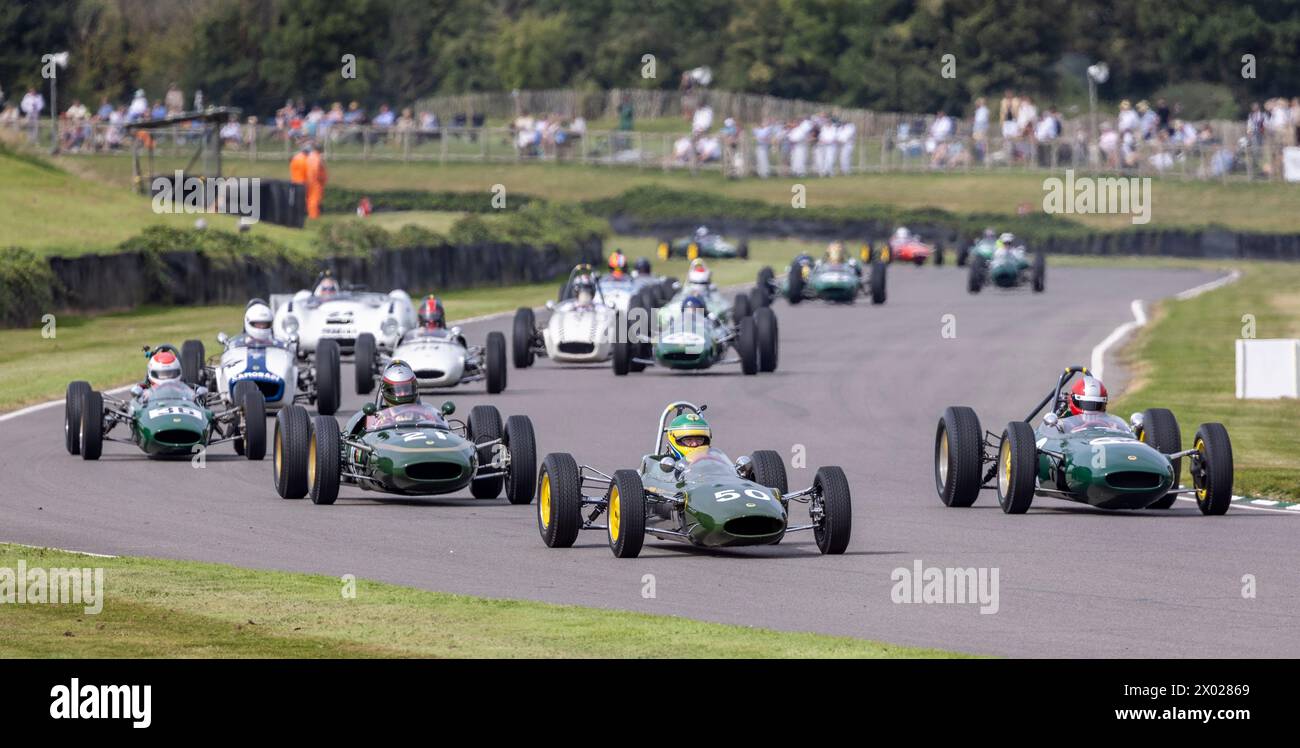 Le défilé 75 Years of Lotus Celebration au Goodwood Revival de 2023, Sussex, Royaume-Uni. Histoire historique des courses automobiles britanniques. Banque D'Images