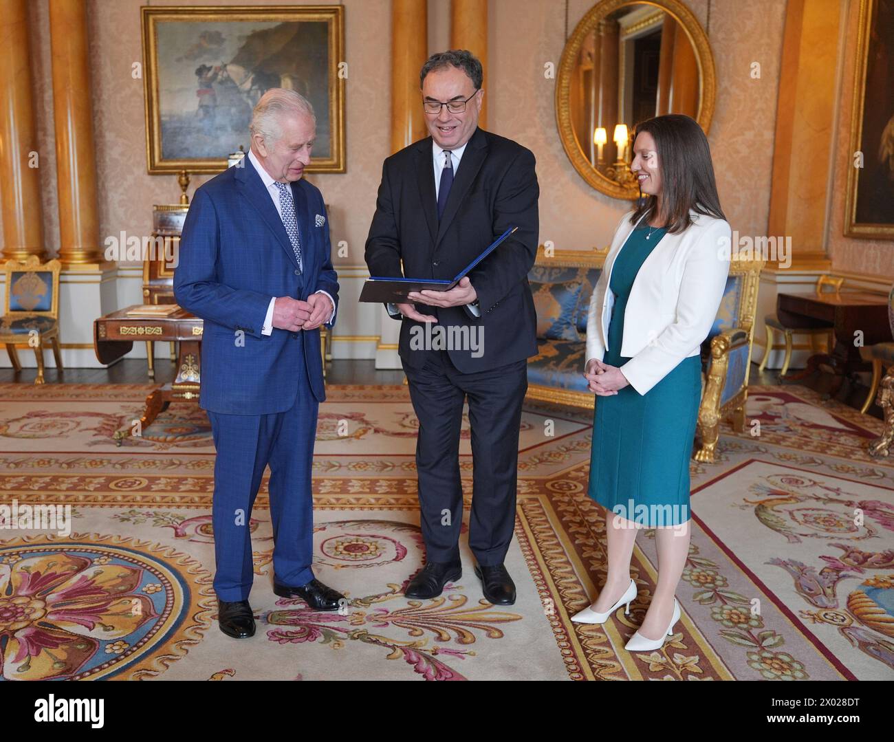 Le roi Charles III (à gauche) reçoit les premiers billets de banque représentant son portrait du gouverneur de la Banque d'Angleterre Andrew Bailey et Sarah John, la caissière en chef de la Banque d'Angleterre, au palais de Buckingham, à Londres. Date de la photo : mardi 9 avril 2024. Banque D'Images