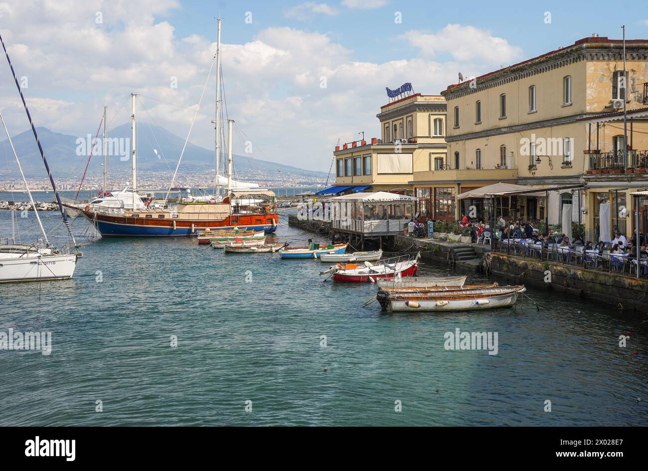 Borgo Marinari, petit port de plaisance privé avec restaurants et bateaux, baie de Naples, Italie. Banque D'Images