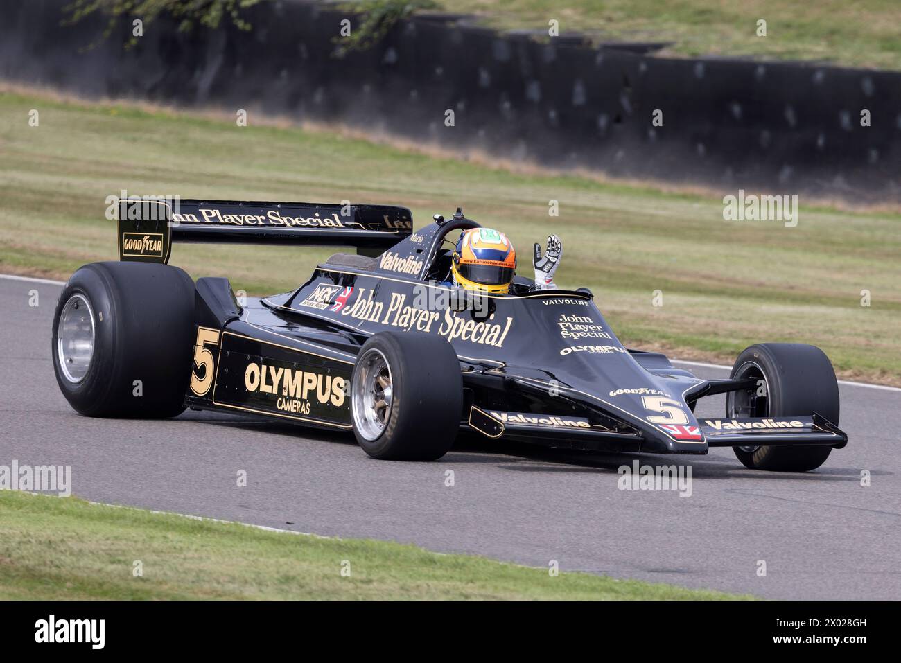 Chris Dinnage dans le Lotus-Cosworth 79 1978 au Goodwood Revival Meeting 2023, Sussex, Royaume-Uni. Voiture à effet de sol gagnante du championnat. Banque D'Images