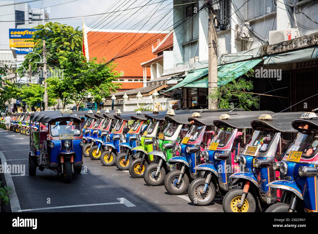 Un Tuk Tuk Taxi parking dans une rue de China Town dans la ville de Bangkok en Thaïlande. Thaïlande, Bangkok, 7 novembre 2023 Banque D'Images