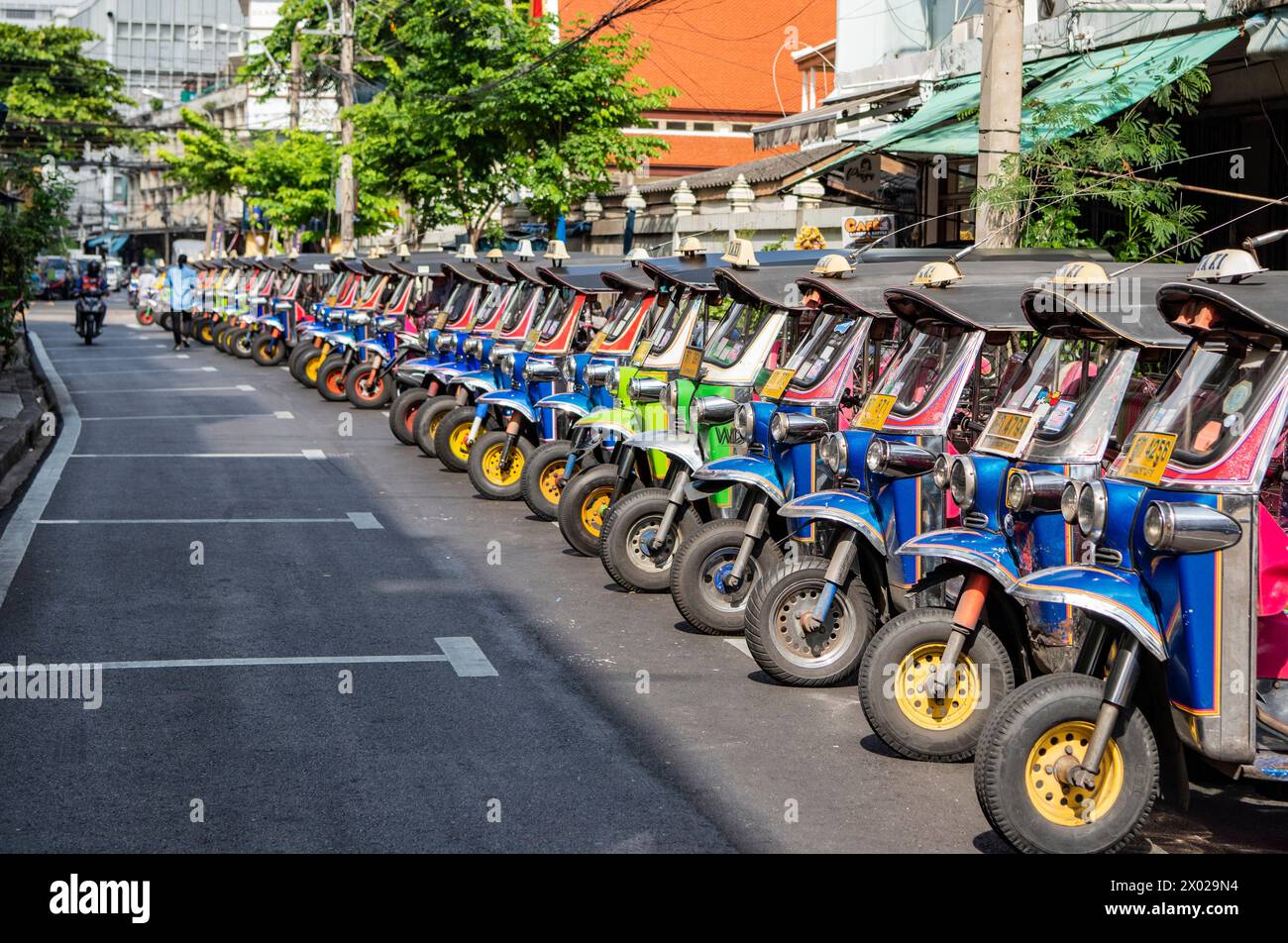 Un Tuk Tuk Taxi parking dans une rue de China Town dans la ville de Bangkok en Thaïlande. Thaïlande, Bangkok, 7 novembre 2023 Banque D'Images