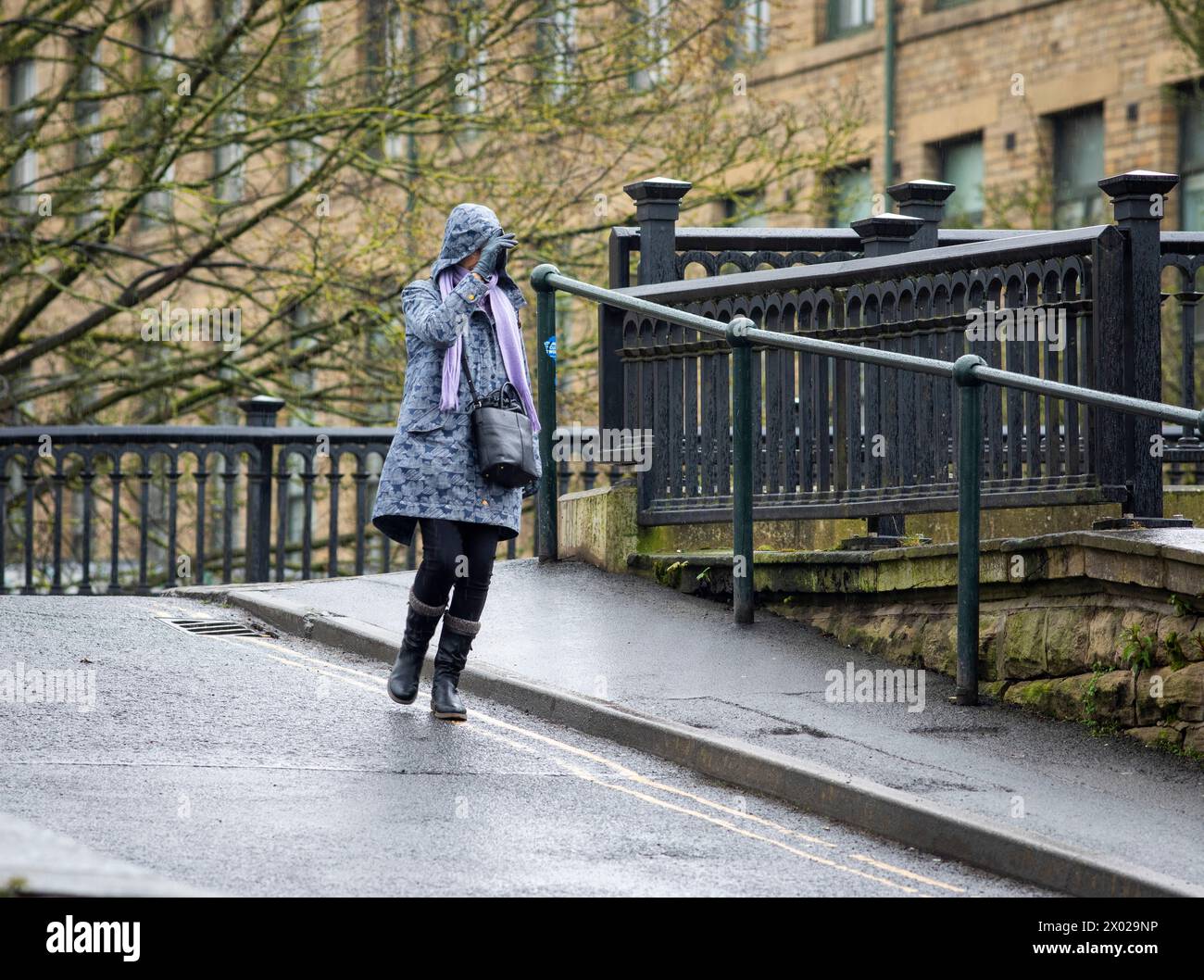 West Yorkshire, Royaume-Uni. 9 avril 2024. Météo britannique. Les fortes pluies au lendemain de la tempête Kathleen dans le village modèle historique de Saltaire, Bradford, dans le West Yorkshire, dans le Victoria, gonflent le niveau des rivières et rendent la vie à l'extérieur plus agréable pour les canards que pour les marcheurs. Saltaire est un village modèle victorien à Shipley, dans le West Yorkshire, en Angleterre, situé entre la rivière aire, le chemin de fer et le canal de Leeds et Liverpool. Salt's Mill et les maisons ont été construites par Titus Salt entre 1851 et 1871 pour permettre à ses ouvriers de vivre dans de meilleures conditions que les bidonvilles de Bradford. Crédit : Windmill images/Alamy Live News Banque D'Images