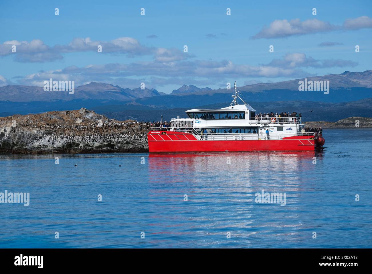 Ushuaia, Feuerland, Argentinien - Kormorane sitzen auf einem Felsen im Beagle-Kanal, der Beagle-Kanal ist eine natuerliche Wasserstrasse an der Suedspitze Suedamerikas, die den Atlantik mit dem Pazifik verbindet. Ushuaia ist die suedlichste Stadt der Welt, das Ende der Welt. Touristen auf einem Ausflugsboot besichtigen Kormorane. Ushuaia Feuerland Argentinien *** Ushuaia, Terre de feu, Argentine Cormorans assis sur un rocher dans le canal Beagle, le canal Beagle est une voie navigable naturelle à la pointe sud de l'Amérique du Sud qui relie l'océan Atlantique à l'océan Pacifique Ushuaia est Banque D'Images