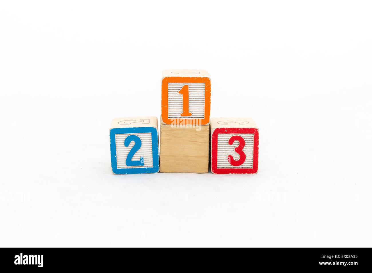 Un podium fait avec des blocs de bois avec des numéros isolés sur fond blanc Banque D'Images