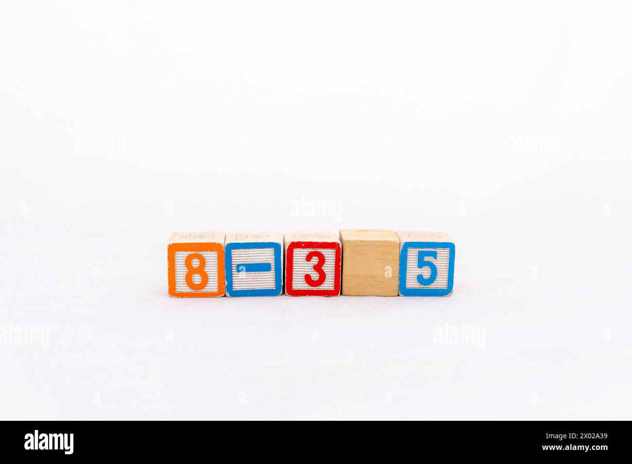 Simple équation mathématique 8 moins 3 égale 5 formule isolée sur fond blanc. Concept de formules mathématiques. Banque D'Images