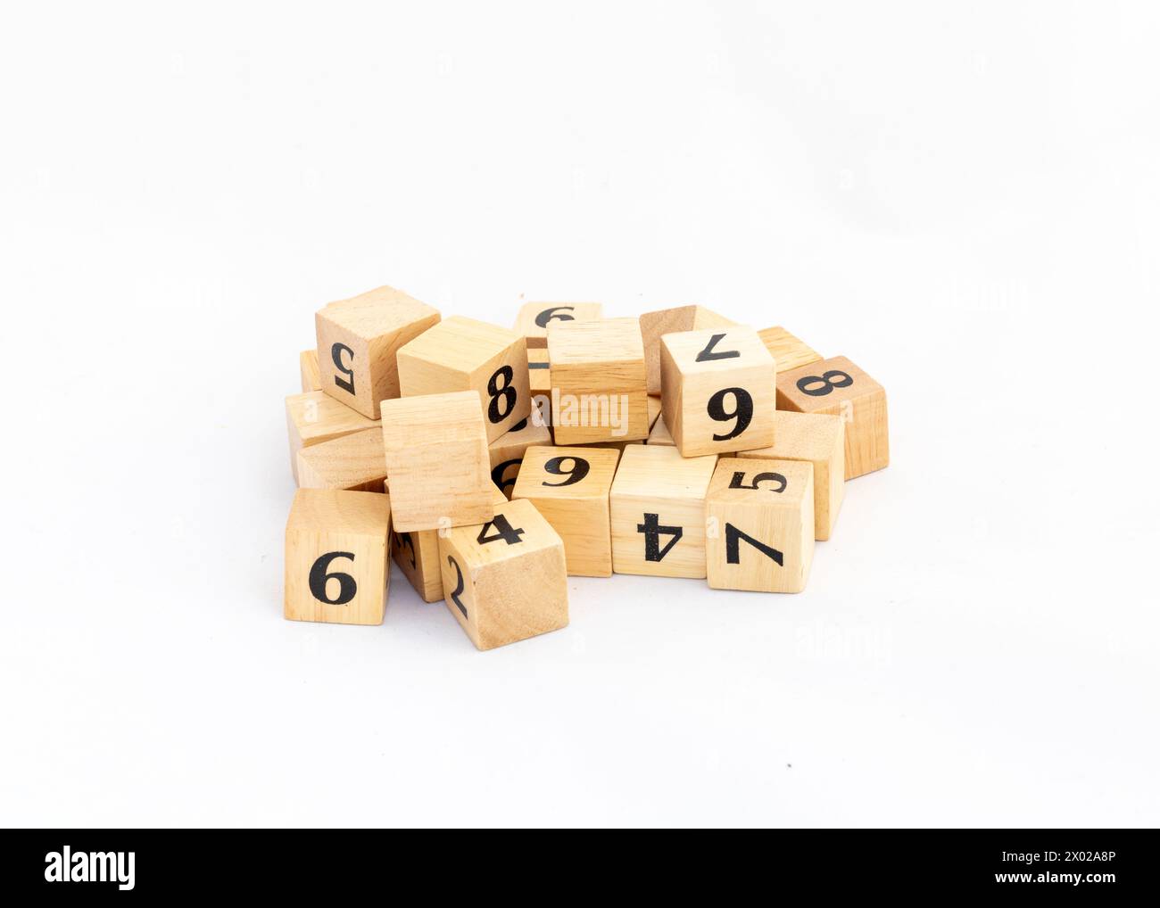 Cubes en bois avec des nombres dispersés sur fond blanc. Concepts de nombres de comptage. Banque D'Images