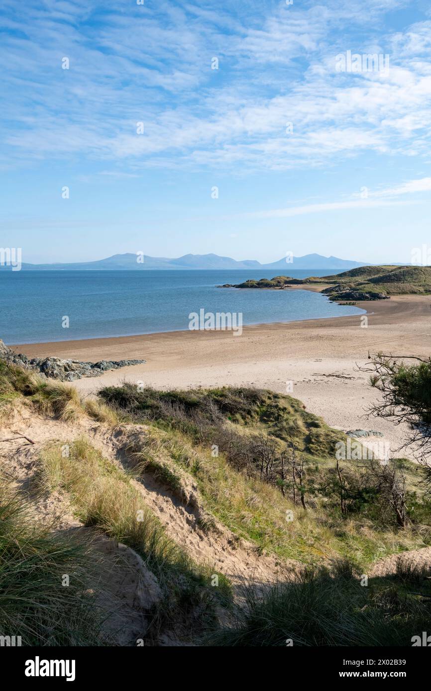 Île de Llanddwyn depuis les dunes de Newborough, Anglesey, pays de Galles du Nord. Banque D'Images