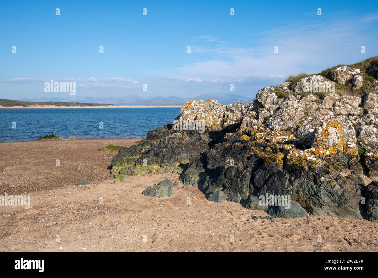 Rochers entre Llanddwyn Island et Newborough Beach, Anglesey, pays de Galles du Nord. Banque D'Images