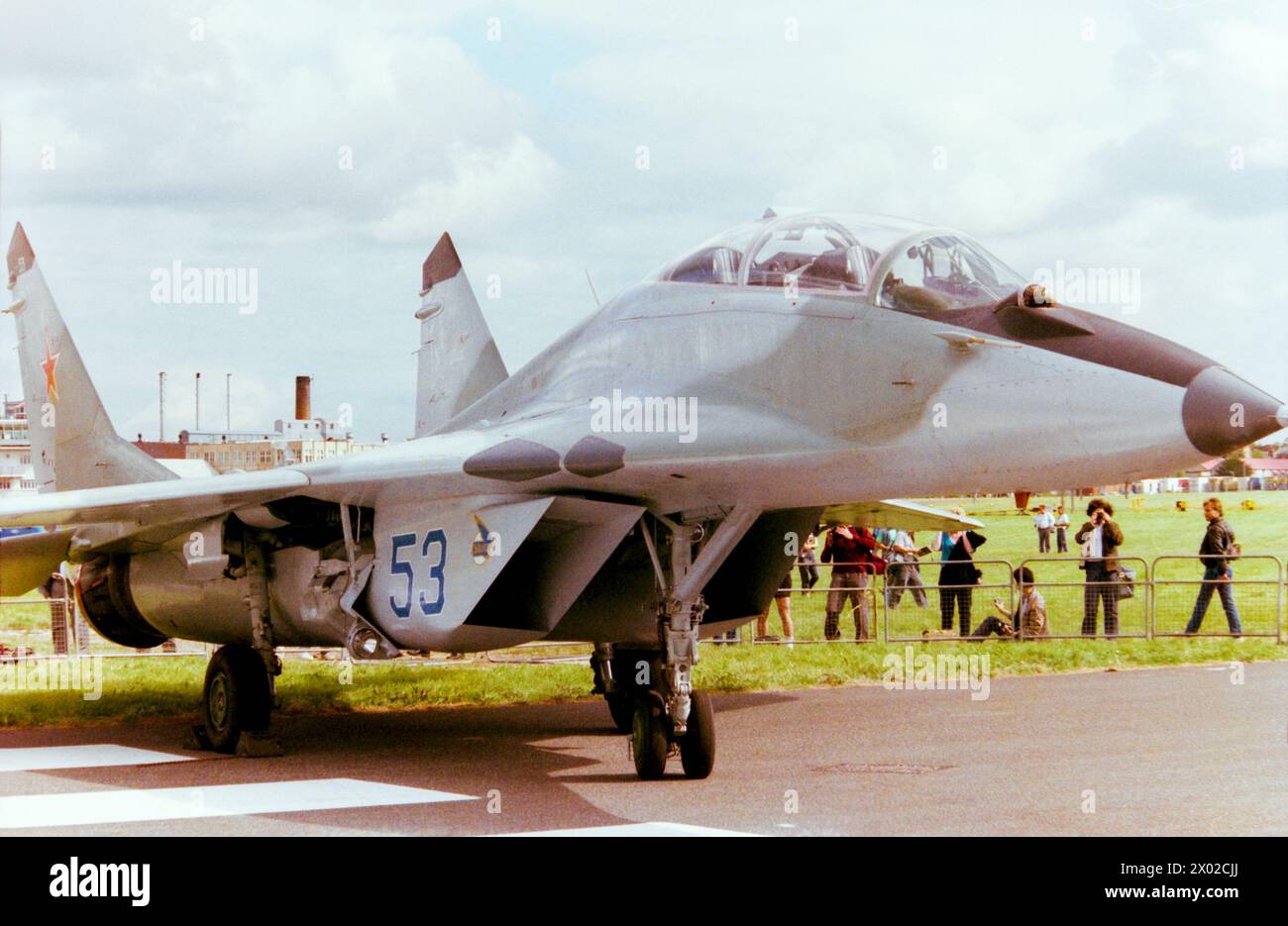 Avion de chasse Mikoyan MiG-29 des Forces aériennes soviétiques exposé au salon aéronautique de Farnborough en 1988. Première apparition de ces avions de chasse avancés à haute agilité au salon pour promouvoir le type pour les ventes d'armes militaires. Blue 53 MiG-29UB version deux places Banque D'Images