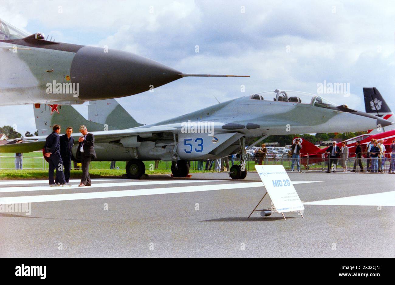 Avion de chasse Mikoyan MiG-29 des Forces aériennes soviétiques exposé au salon aéronautique de Farnborough en 1988. Première apparition de ces avions de chasse avancés à haute agilité au salon pour promouvoir le type pour les ventes d'armes militaires. Blue 53 MiG-29UB version deux places Banque D'Images