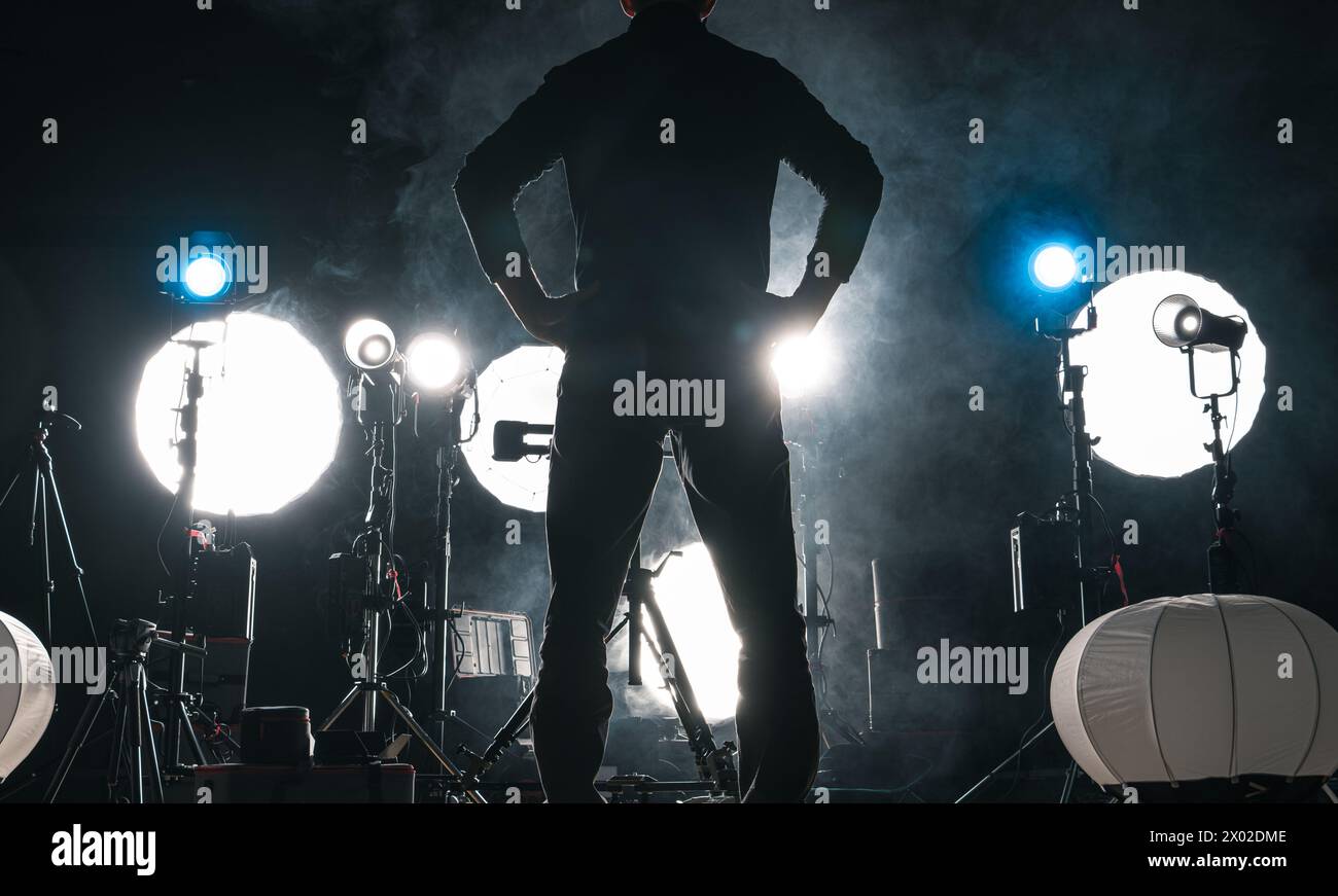 Travailleur de studio photo vidéo devant les lumières LED et flash modernes Banque D'Images
