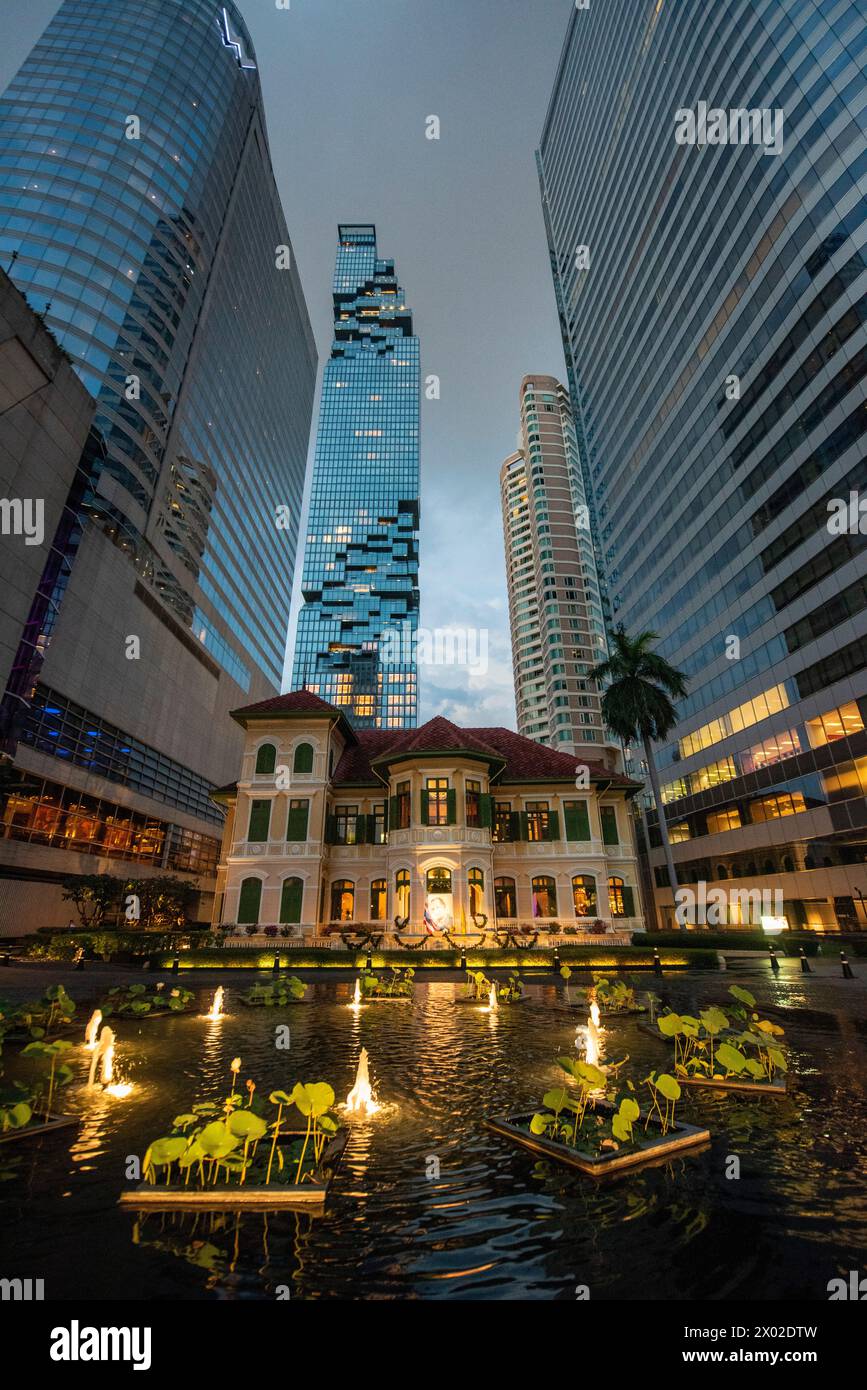 La maison sur Sathorn en face de King Power Mahanakhon Tower Building dans la ville de Bangkok en Thaïlande. Thaïlande, Bangkok, Dezember, 5, 2023 Banque D'Images