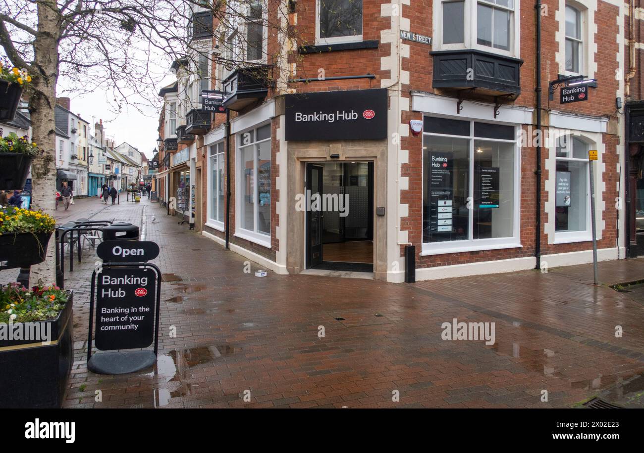Pluie à Sidmouth devant le nouveau Hub bancaire, exploité par la poste. Toutes les banques restantes sont maintenant fermées. Banque D'Images