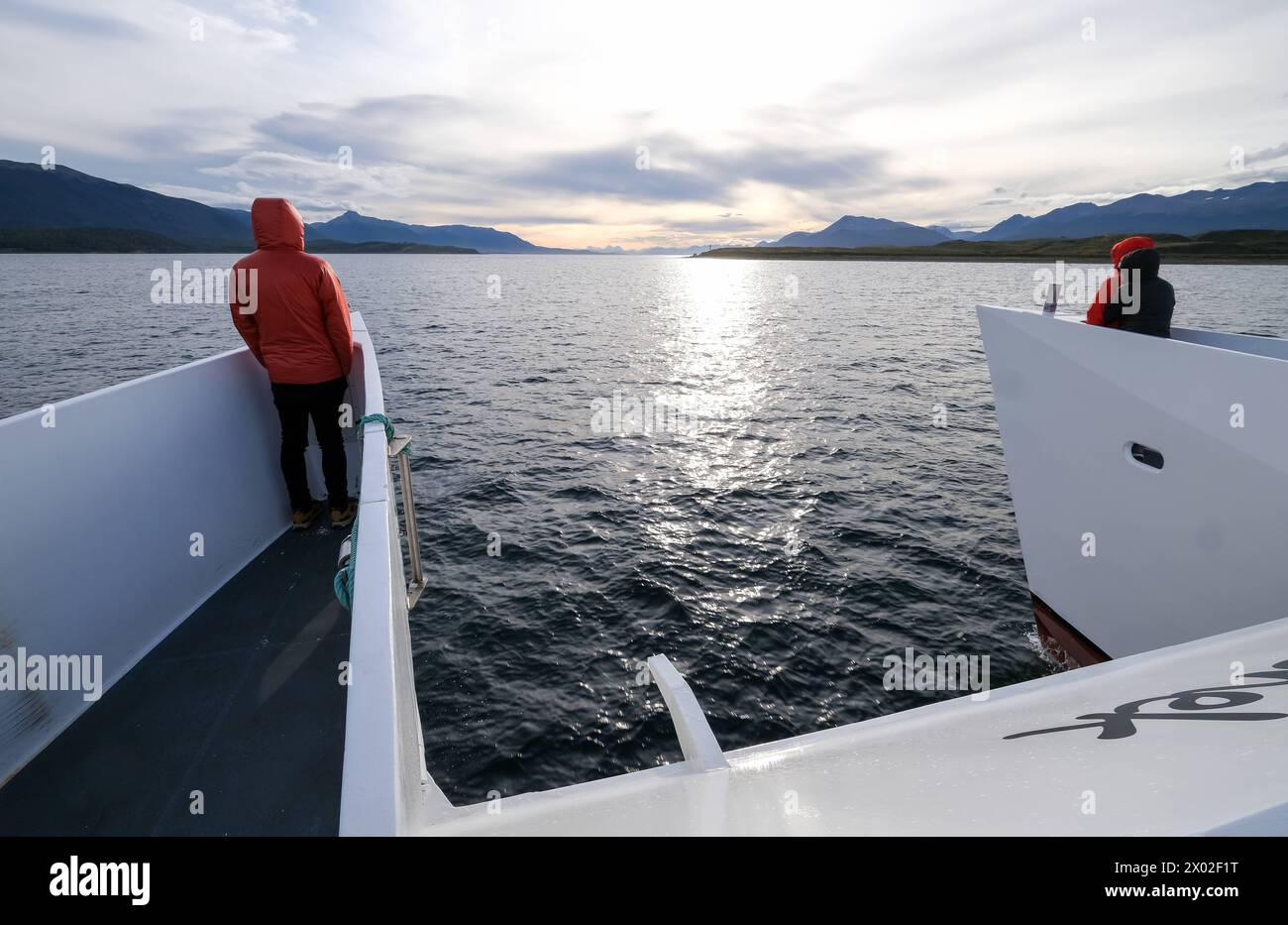 Ushuaia, Feuerland, Argentinien - Touristen auf einem Ausflugsboot im Beagle-Kanal, der Beagle-Kanal ist eine natuerliche Wasserstrasse an der Suedspitze Suedamerikas, die den Atlantik mit dem Pazifik verbindet. Ushuaia ist die suedlichste Stadt der Welt, das Ende der Welt. Auf dem Beagle-Kanal werden mehrstuendige Bootstouren angeboten, die von Ushuaia aus starten. Entlang des fjordaehnlichen Kanals fuehrt die Bootstour durch die bergige Andenregion bis zum Leuchtturm les éclaireurs, und weiter zu Seeloewen, Kormoranen und Pinguinen. Ushuaia Feuerland Argentinien *** Ushuaia, Terre de feu Banque D'Images