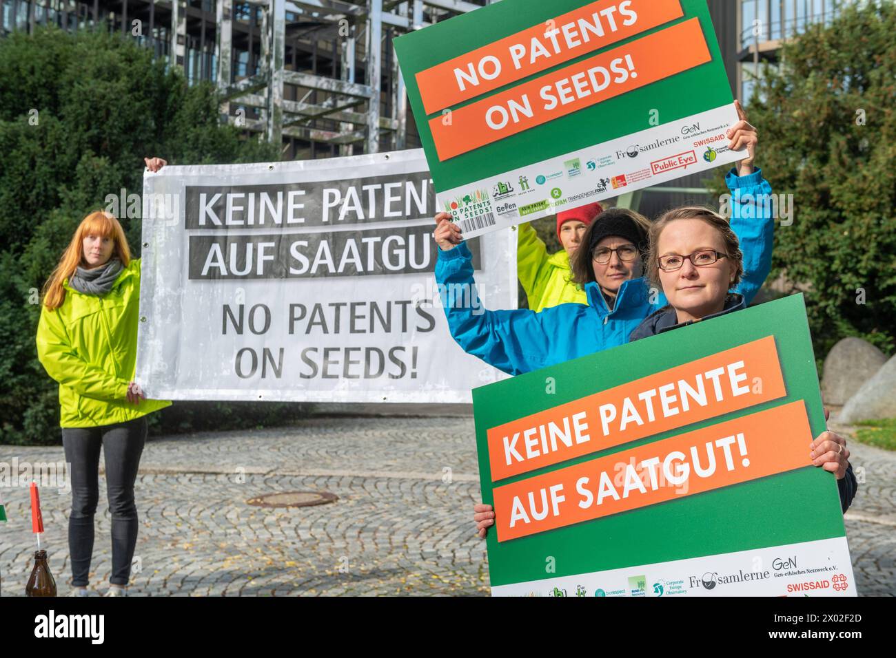 Kein Patent auf Saatgut Aktion vor dem Europäischen Patentamt in München. Demonstranten protestieren gegen die geplante Patentierung von Braugerste. München Bayern Deutschland *** pas de brevet sur les semences action devant l'Office européen des brevets à Munich des manifestants protestent contre le projet de brevetage de l'orge brassicole Munich Bavière Allemagne Copyright : argumx/xThomasxEinberger Banque D'Images