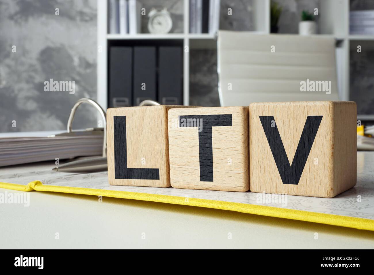 Dossier de bureau avec cubes LTV valeur de durée de vie. Banque D'Images