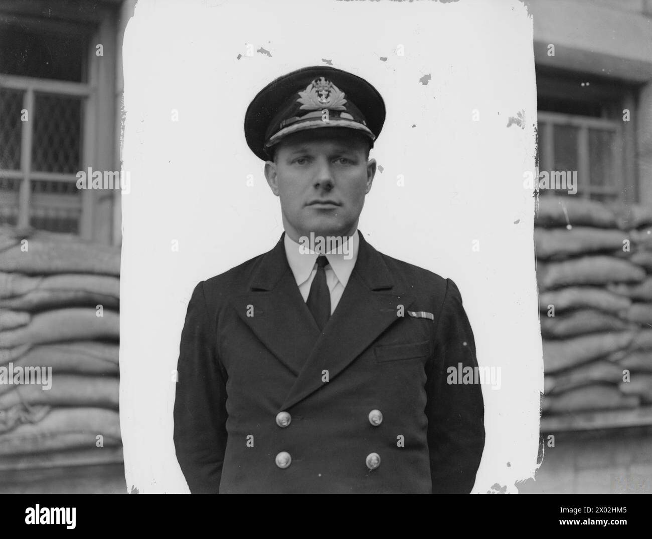 BRITISH SUBMARINE COMMANDER AJOUTE VC À DSO ET BAR. JUILLET 1942. - Commandant Anthony Cecil Capel Meirs, DSO et bar, RN, qui a reçu la Croix de Victoria pour vaillance au commandement du sous-marin HM TORBAY dans un raid réussi sur la navigation dans un port ennemi défendu Banque D'Images