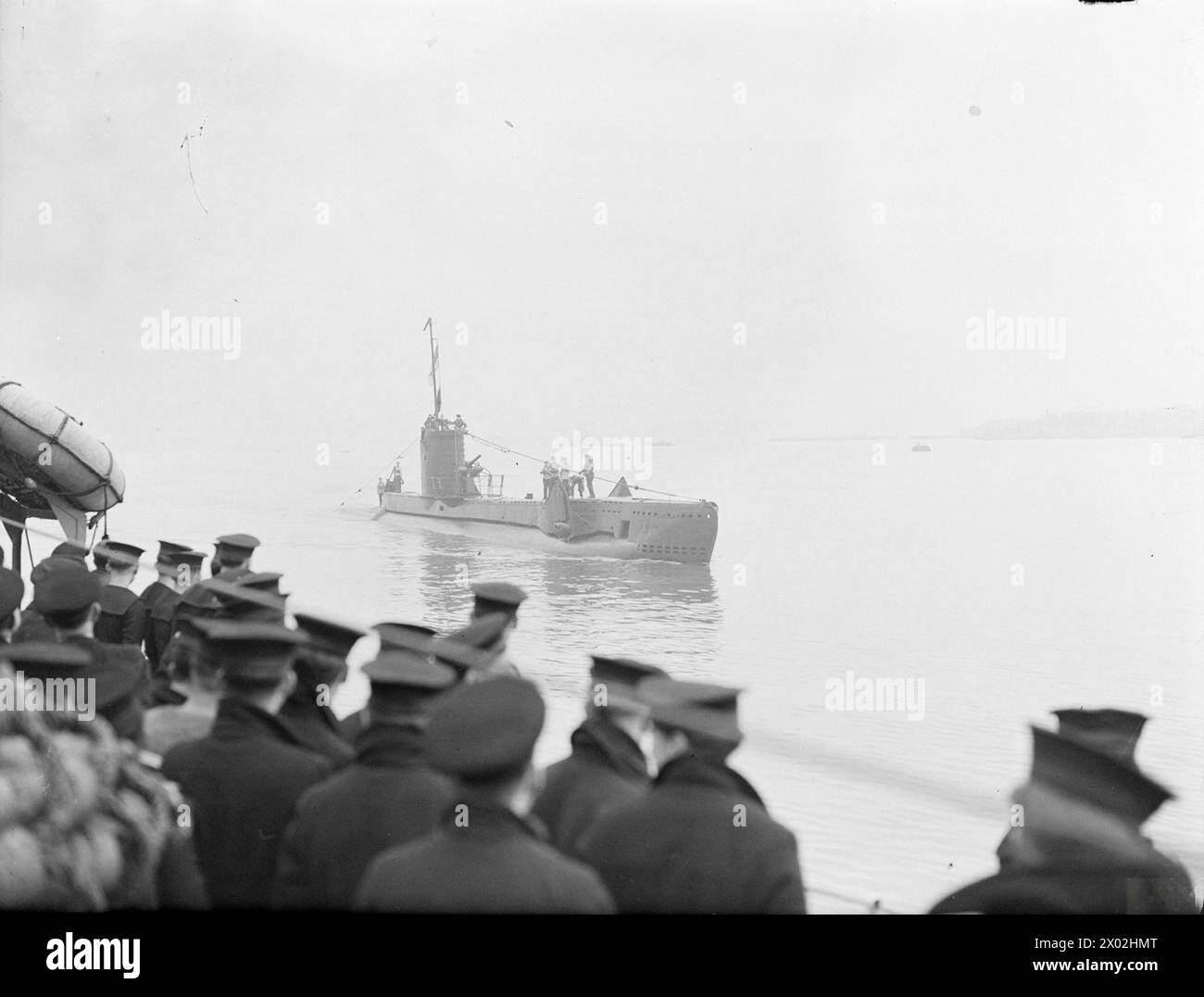 LE SOUS-MARIN HM UMBRA RENTRE À LA MAISON. 17 ET 18 FÉVRIER 1943, DEVONPORT. - HMS UMBRA (P35) approchant Devonport à son retour au Royaume-Uni après plus de 18 mois de service à l'étranger Royal Navy, UMBRA (HMS) Banque D'Images