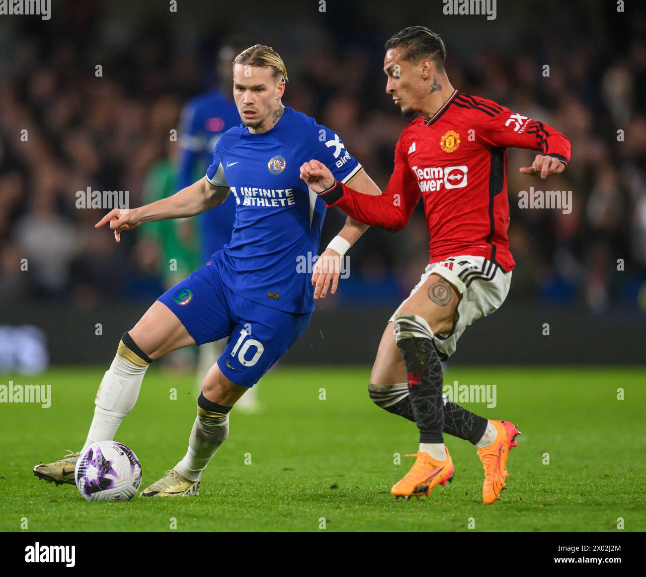 Londres, Royaume-Uni. 04th Apr, 2024 - Chelsea v Manchester United - premier League - Stamford Bridge. Mykhailo Mudryk affronte Antony. Crédit photo : Mark pain / Alamy Live News Banque D'Images