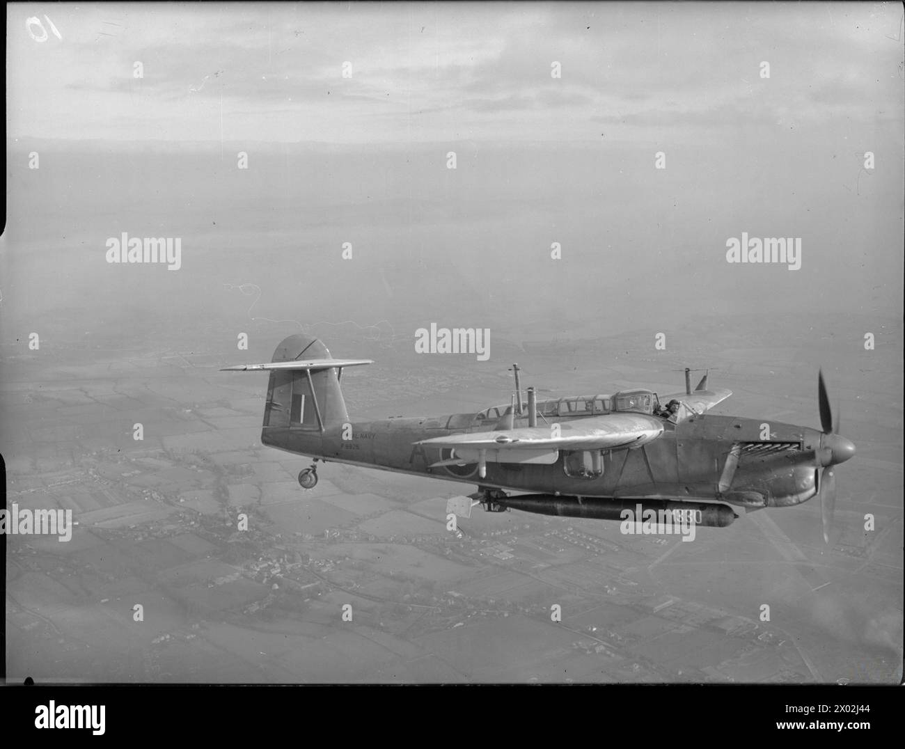 LA ROYAL NAVY PENDANT LA SECONDE GUERRE MONDIALE - Un Fairey Barracuda II (P 9926) de Lee-on-Solent Fleet Air Arm Station, avec torpille, en vol. Le bombardier-torpilleur Fairey Barracuda est une combinaison de bombardier de plongée et de bombardier-torpilleur, et est le plus récent à entrer en service avec la Fleet Air Arm. L'avion en bois qui a stabilisé la torpille avant qu'elle ne heurte l'eau et se brise est clairement visible à l'arrière de l'arme Royal Navy, DAEDULUS (HMS) Banque D'Images