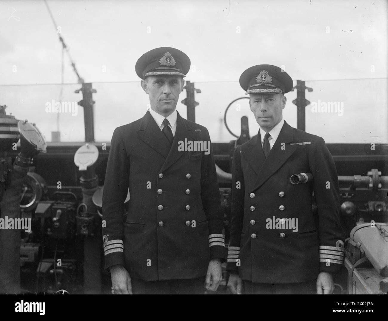 Les commandants CdR W. E. Wilson et le capitaine M. H. Evelegh sont montrés sur le pont du HMS Royalist, un croiseur de classe Dido, à Greenock le 3 septembre 1943. Banque D'Images