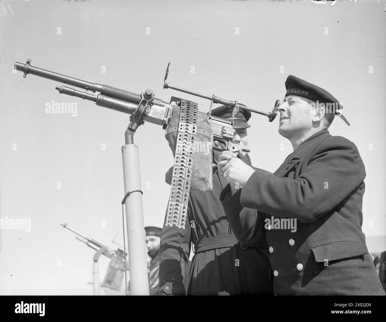 Les 1er et 2 avril 1942, un marin néerlandais participe à un entraînement au tir avec un canon Hotchkiss à l'Inter-Allied Merchant Seamen Gunnery School de Liverpool. Banque D'Images