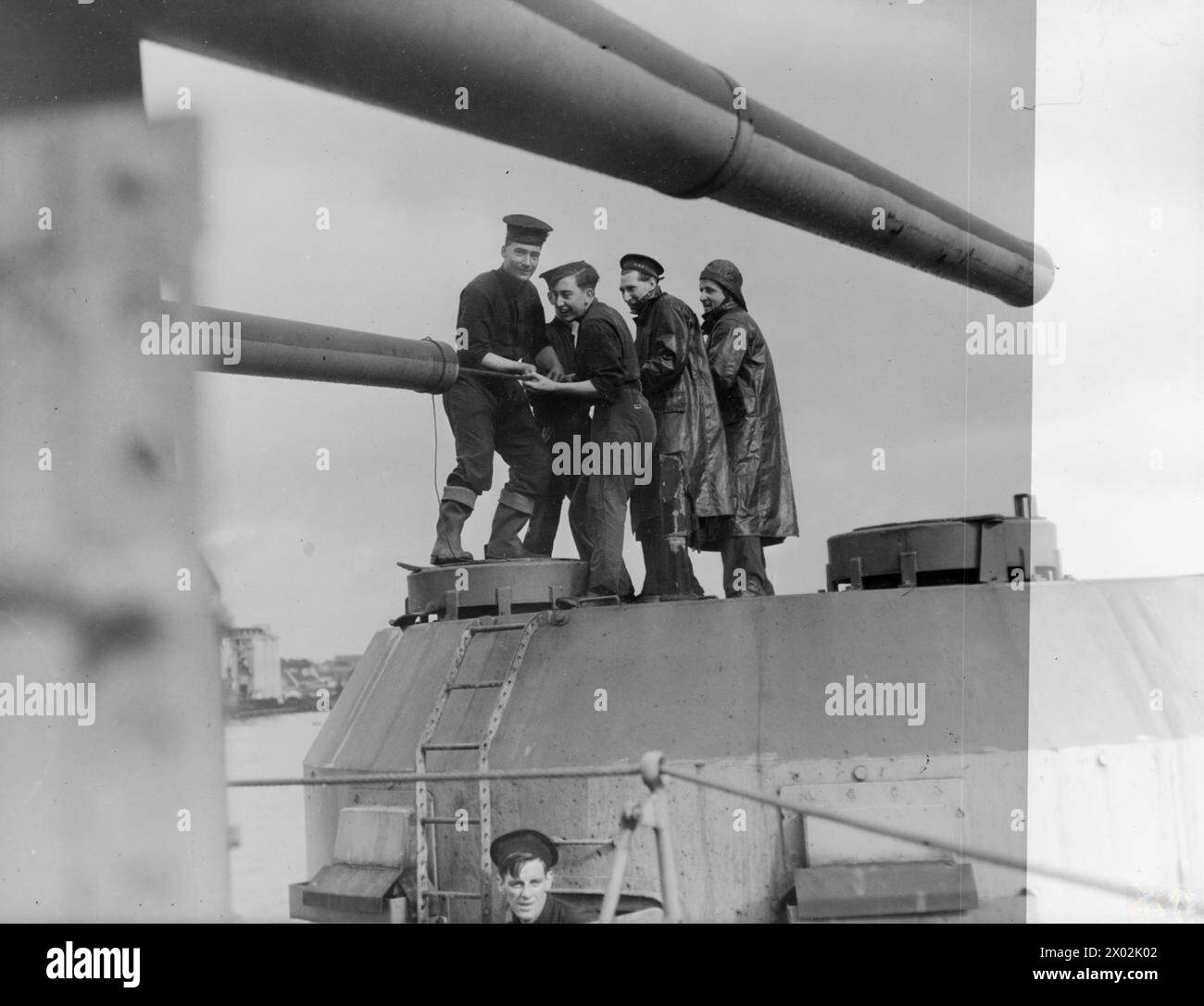 L'équipage du HMS Argonaut nettoie les canons avancés après une action contre un convoi ennemi à destination de la Tunisie dans la nuit du 1-2 décembre 1942. Banque D'Images