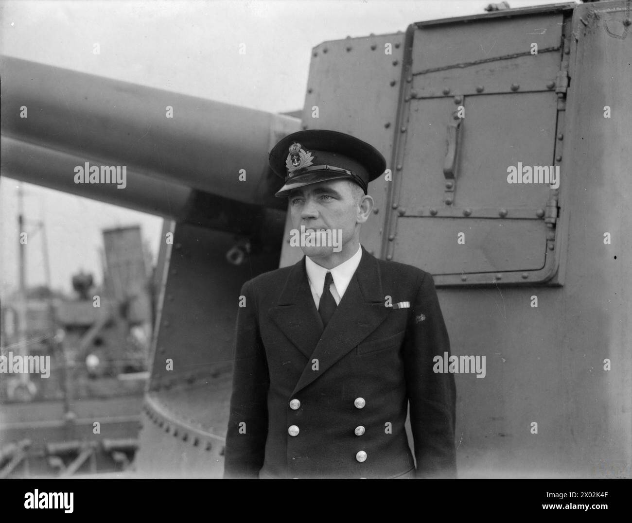 TOUTE LA NUIT, LES DESTROYERS FONT DE L'EXERCICE. 26 AOÛT 1940, À BORD DU HMS KELVIN. - M. Reginald W Clare, artilleur (T), du HMS KELVIN qui a reçu le DSC pour bravoure à Dunkerque, il a également la médaille Palestine Banque D'Images