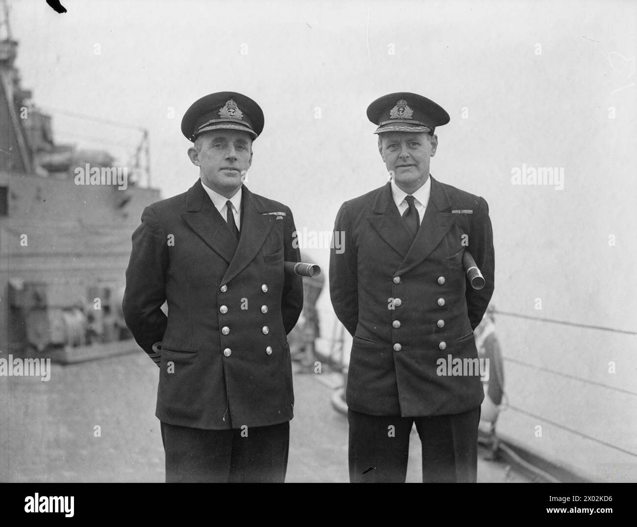 En 1940, le capitaine E J Egerton et le commandant E F Disbrowe commandent le croiseur léger de classe Dido HMS Bonaventure. Banque D'Images