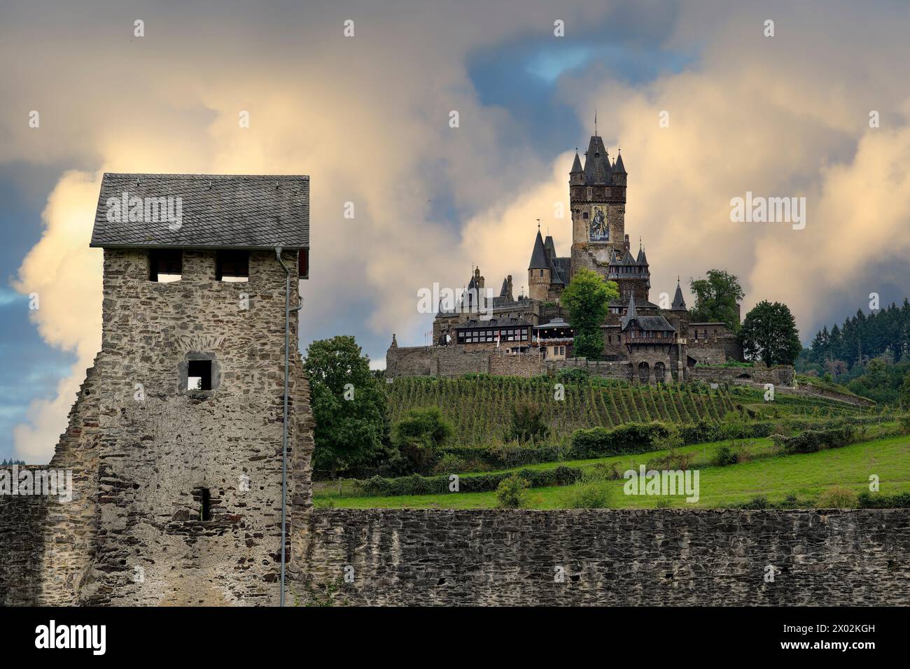 Ancien château impérial surplombant la ville de Cochem, Rhénanie Palatinat, Allemagne, Europe Banque D'Images