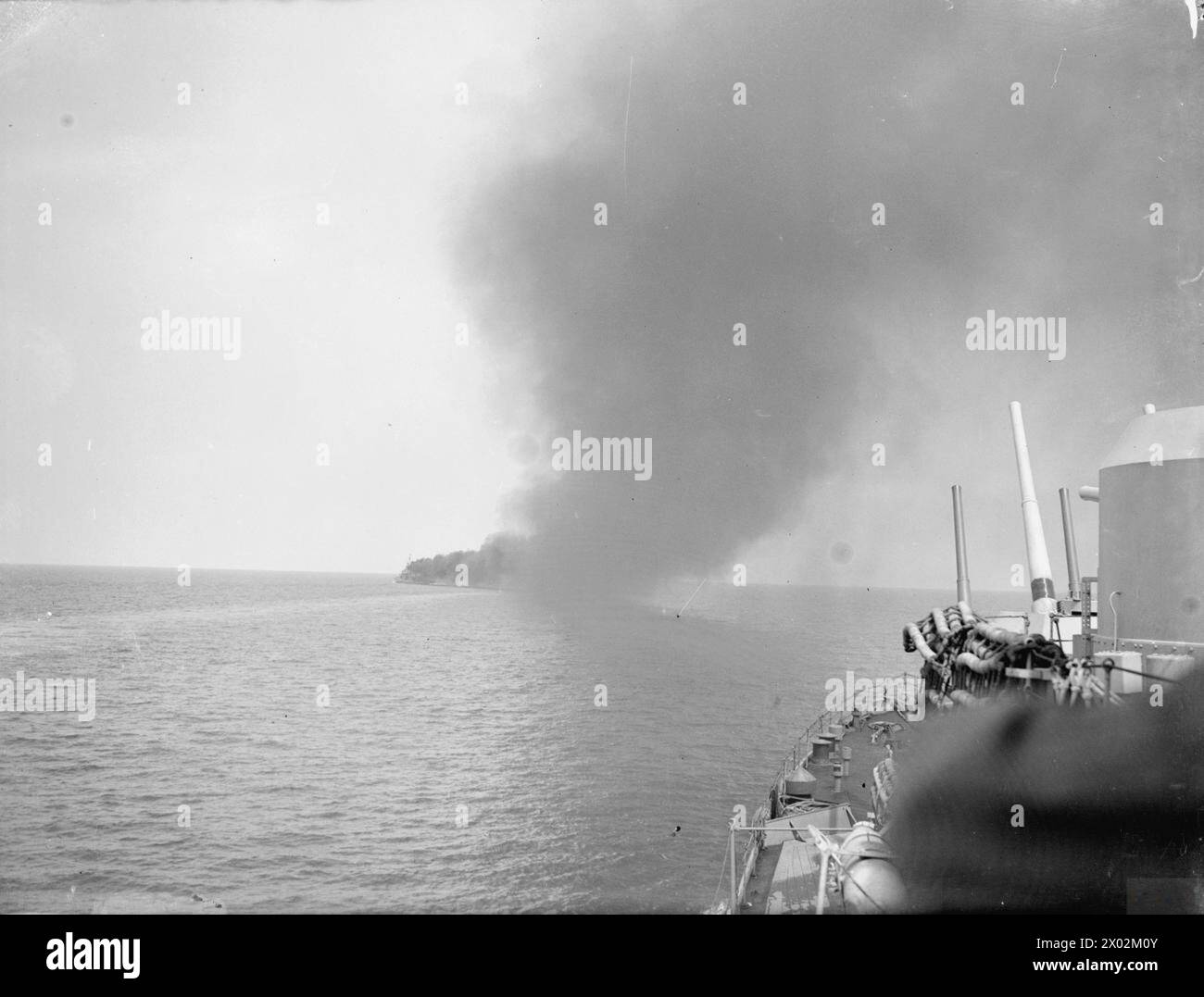 Le 12 mai 1944, le HMS Dido, escorté par des destroyers américains, effectue des tirs harcelants dans la région de Terracina sur la voie Appienne et engage l'artillerie ennemie contre la 5e armée à Gaeta, en Méditerranée. Banque D'Images