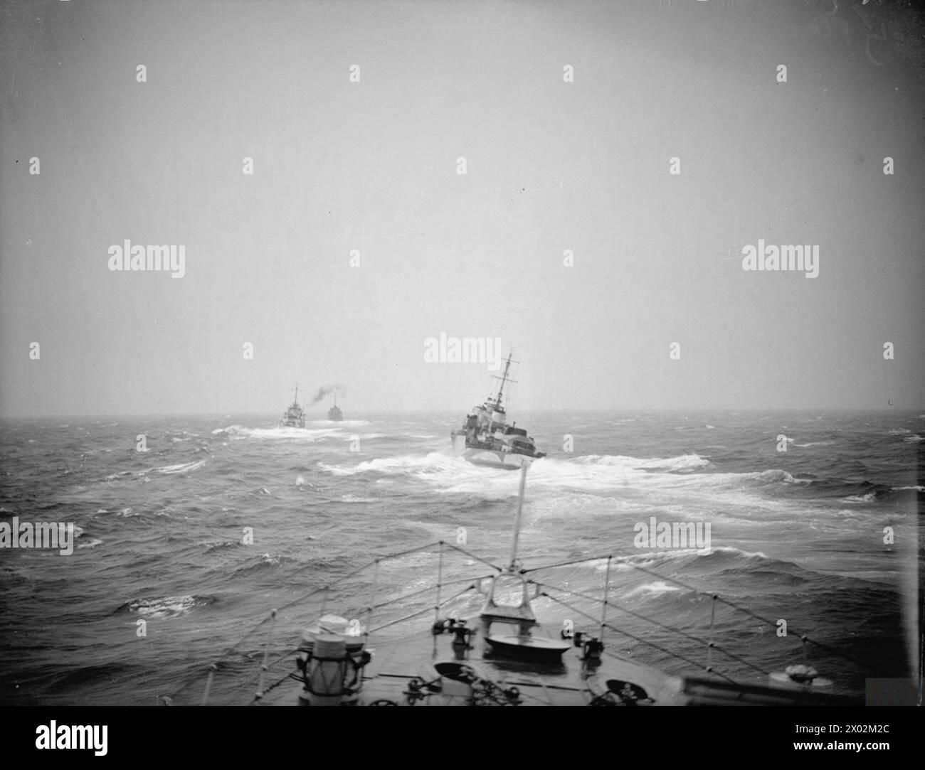 NAVIRES DE LA FLOTTE LOCALE GARDANT LES ROUTES COMMERCIALES DU NORD. DU 26 AU 29 MAI 1942, À BORD DU DESTROYER HMS WHEATLAND DANS LES EAUX ISLANDAISES ET EN ROUTE VERS SCAPA. - Les destroyers de classe Hunt, HMS MIDDLETON, LAMERTON et BLANKNEY en ligne en mer agitée Banque D'Images