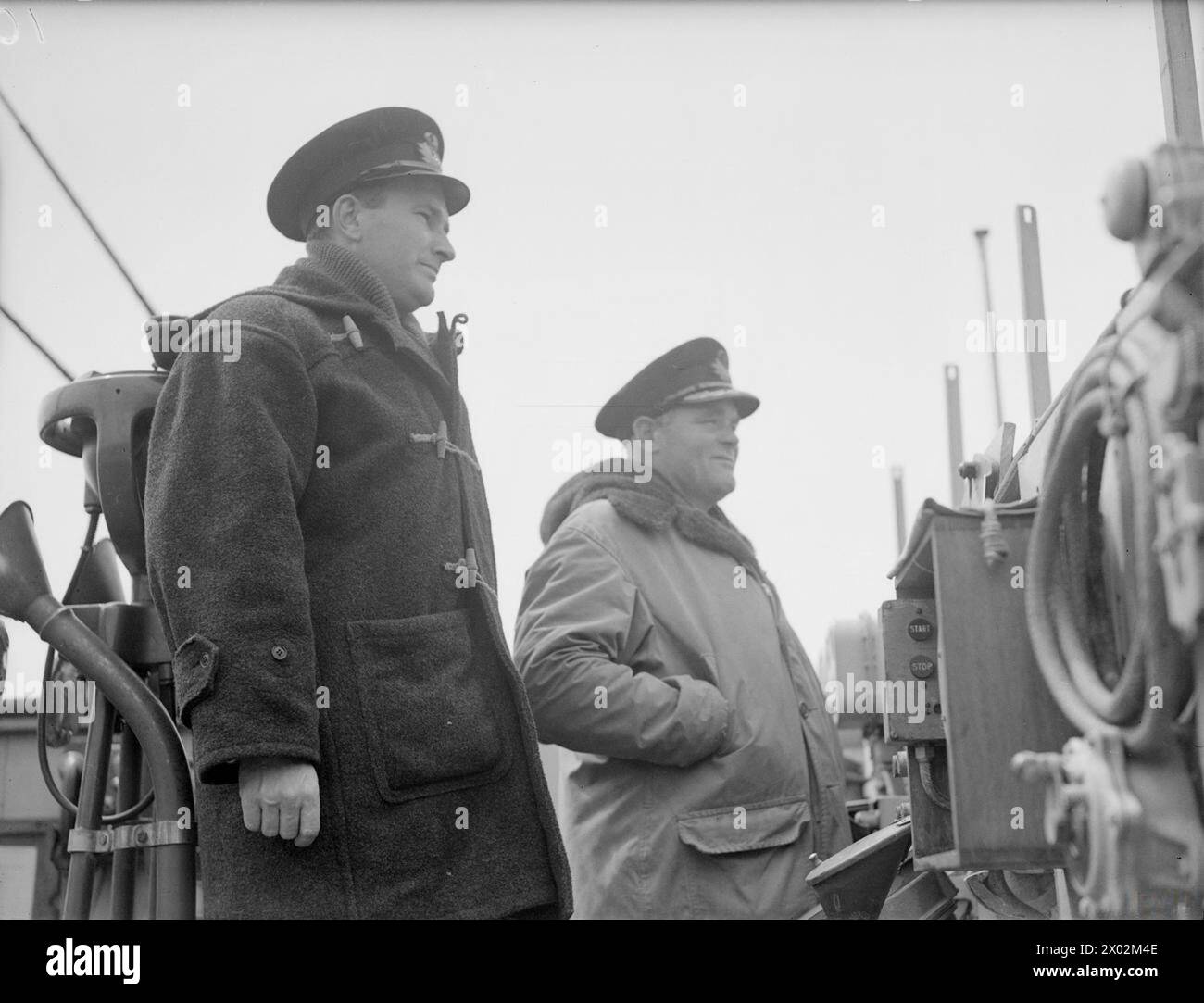 CHANNEL U-BOOT KILL. 25 JUIN 1944, PLYMOUTH. LA FRÉGATE DE CLASSE CAPTAIN HMS BICKERTON EST REVENUE AVEC LES SURVIVANTS D'UN U-BOOT QU'ELLE A COULÉ DANS LE CHENAL. - Le commandant d G F W MacIntyre, DSO et deux bars, RN, commandant du BICKERTON sur le pont avec (caméra la plus proche) son premier lieutenant, le lieutenant CdR E W Ridley, DSC, RN Banque D'Images