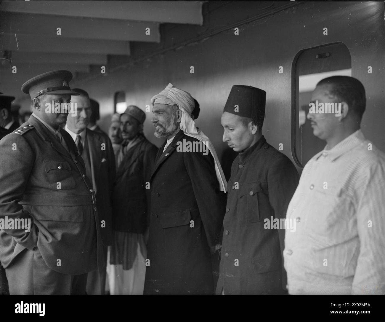 HH LA CONFITURE SAHIB DE NAWANAGAR, VISITE LES PORTS ÉCOSSAIS DE CLYDE, ROSYTH ET BISHOPTON. 24 SEPTEMBRE 1942. - HH parlant au personnel indien de la salle des machines à bord du SS STRATHMORE Banque D'Images