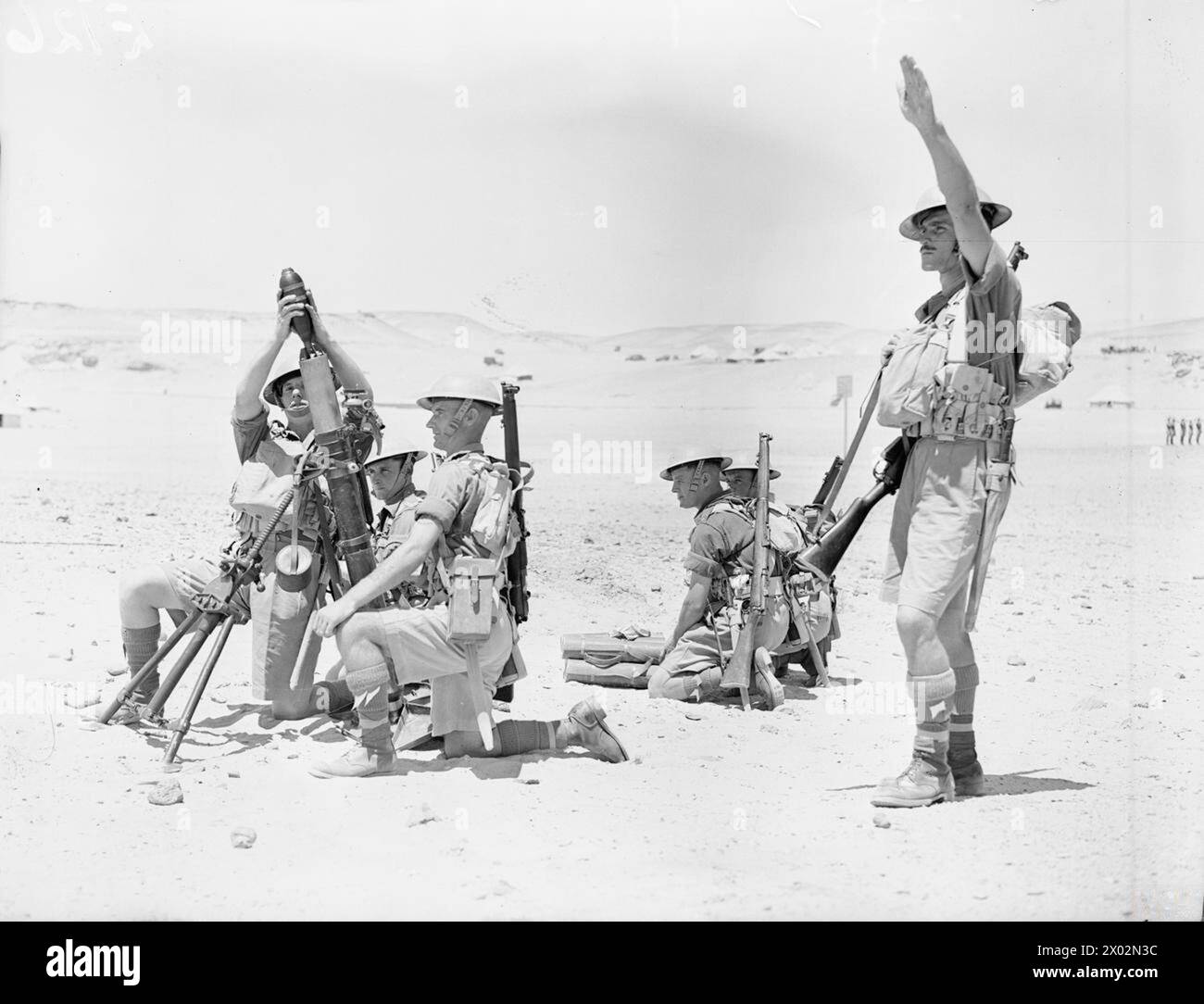 L'ARMÉE BRITANNIQUE EN AFRIQUE DU NORD - Un équipage de mortier de 3 pouces du 2nd Cameron Highlanders s'entraîne au camp de Mena près de Gizeh, en Égypte, 4 juin 1940 Armée britannique, Queen's Own Cameron Highlanders, 2nd Battalion Banque D'Images