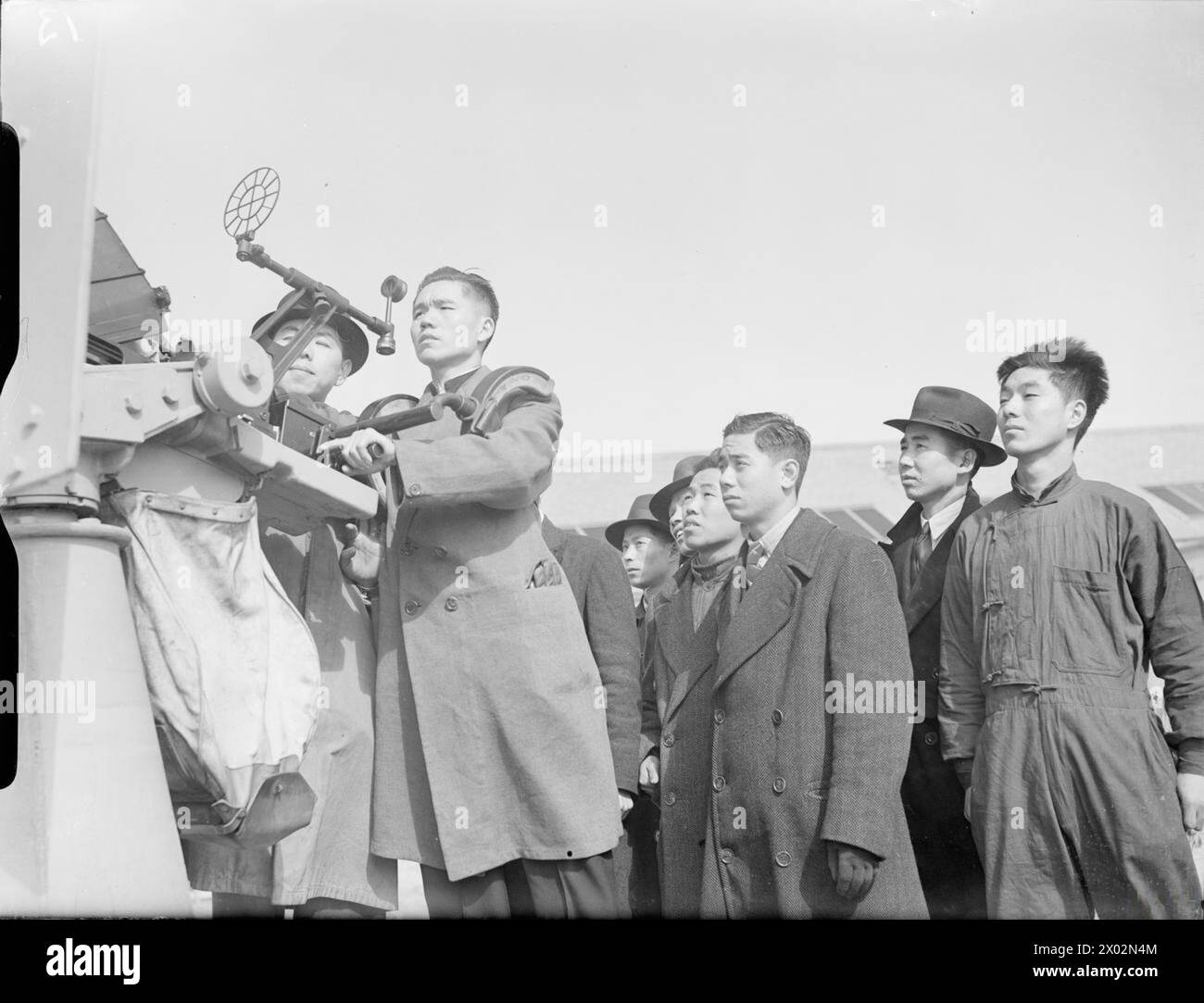 Les marins chinois suivent un entraînement au tir à Liverpool les 1er et 2 avril 1942, apprenant à manœuvrer un canon Oerlikon dans le cadre de l'instruction interalliée des marins marchands. Banque D'Images