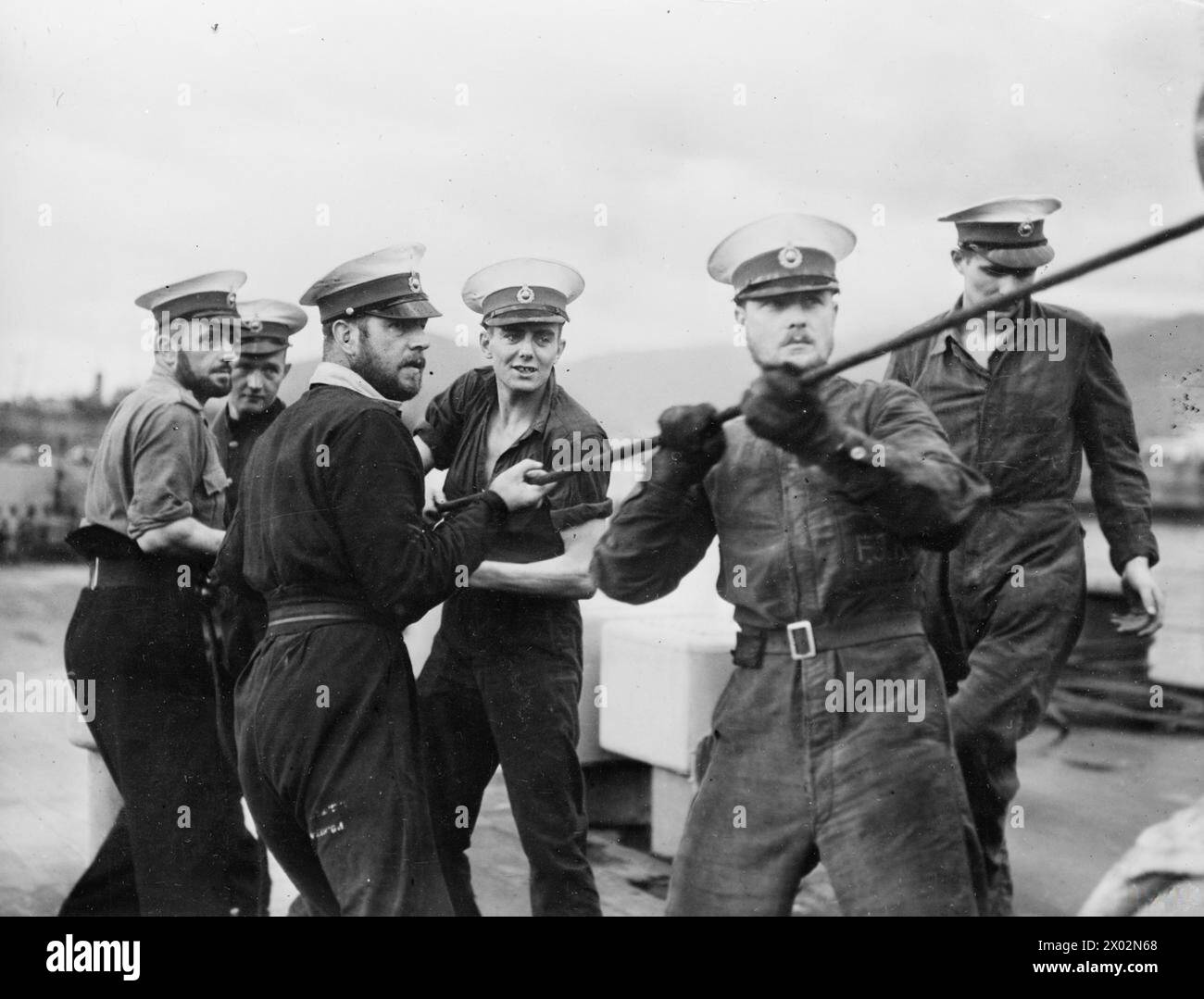 Les 1er et 2 décembre 1942, les Royal Marines à bord du HMS Argonaut ont échangé et entretenu leurs canons après avoir coulé un convoi ennemi à destination de la Tunisie. Banque D'Images