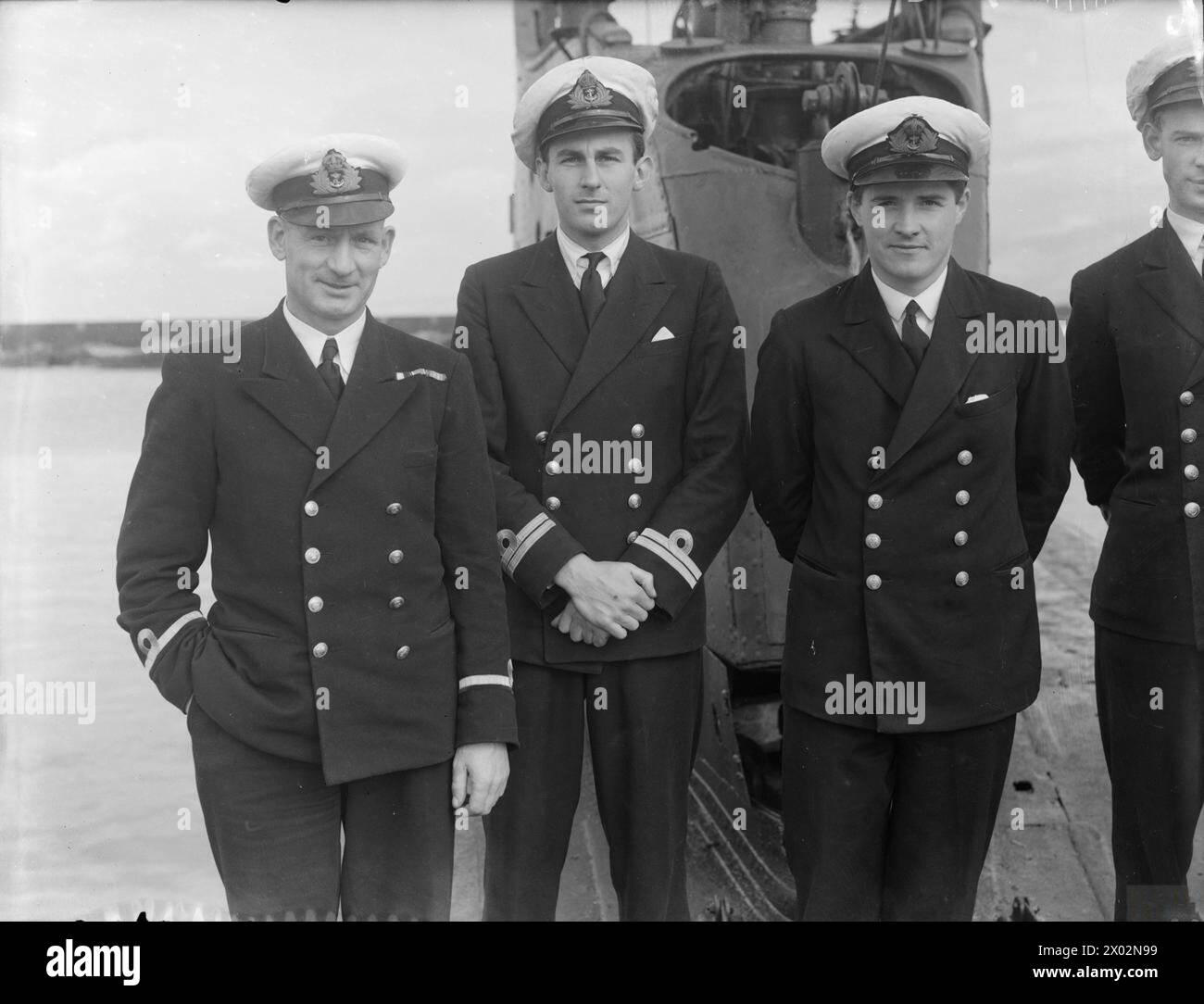 Du 14 au 25 janvier 1943, trois officiers du HMS Taku, dont l'ingénieur James Stevens, le lieutenant Paul Murray-Jones et le lieutenant Arthur John Wright Pitt, sont stationnés à Beyrouth, en Syrie, dans le cadre du service sous-marin britannique. Banque D'Images