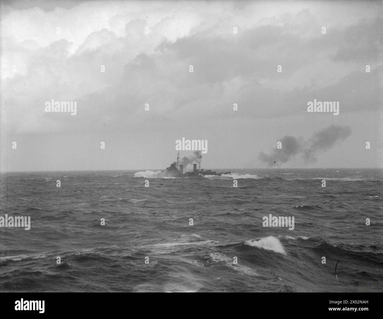 Du 17 au 19 janvier 1942, le HMS Dido escorte des navires marchands d'Alexandrie à Malte, face à une forte mer ; le HMS Ghurka est coulé et un marchand abandonné, tandis que le HMS Naiad tire pendant le voyage. Banque D'Images