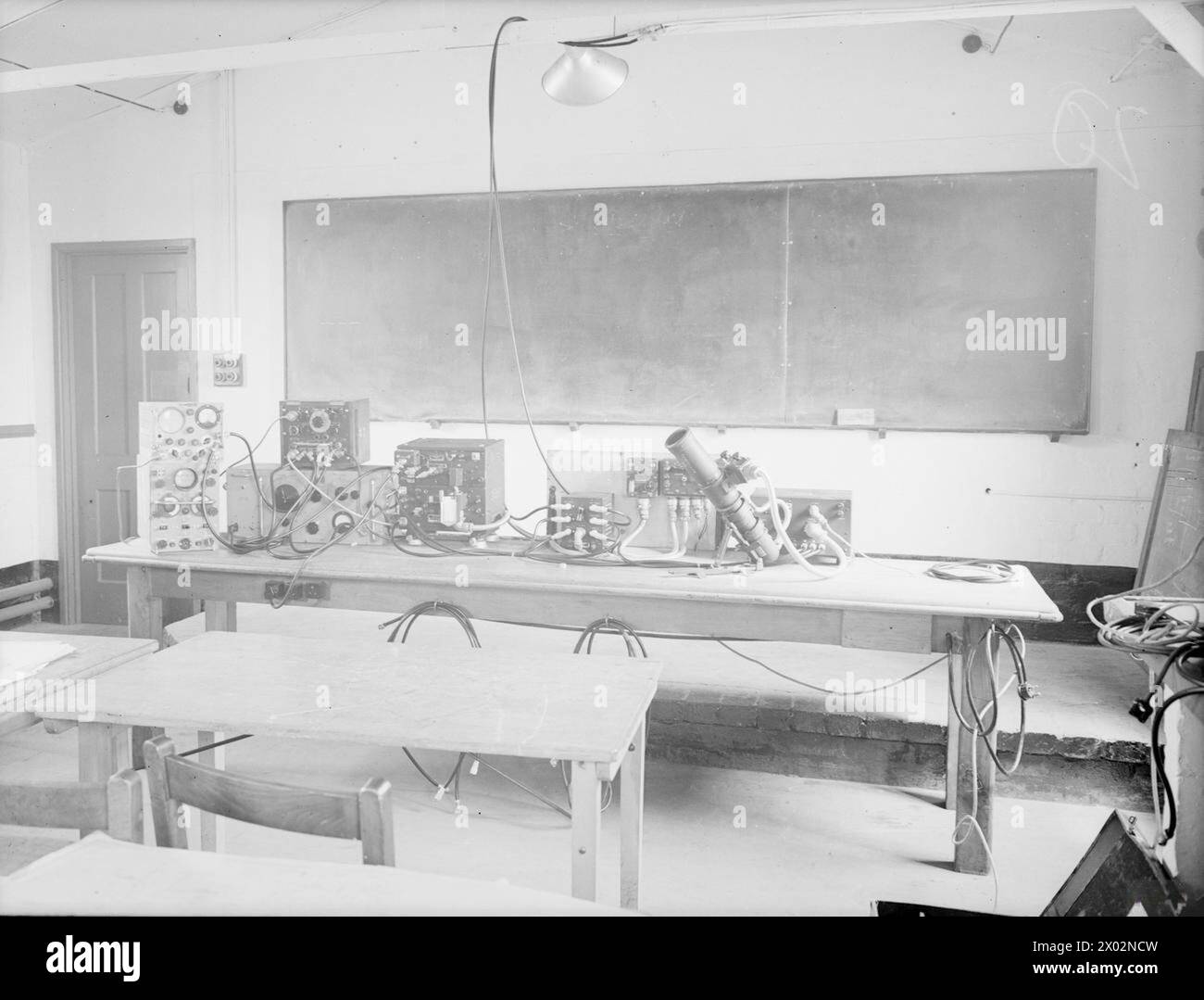À bord du HMS Ariel à Warrington, le 27 juin 1945, les mécaniciens de la Royal Naval Air Radio ont été formés avec des radars et des équipements radio, y compris une démonstration de l'APX-2 avec indicateur APA-1. Banque D'Images