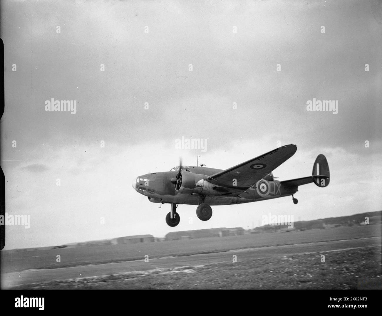 Lockheed Hudson Mark I, N7342 'QX-Z', du No. 224 Squadron RAF décolle de Leuchars, Fife, pour une sortie du Coastal Command en 1939-1945. Banque D'Images