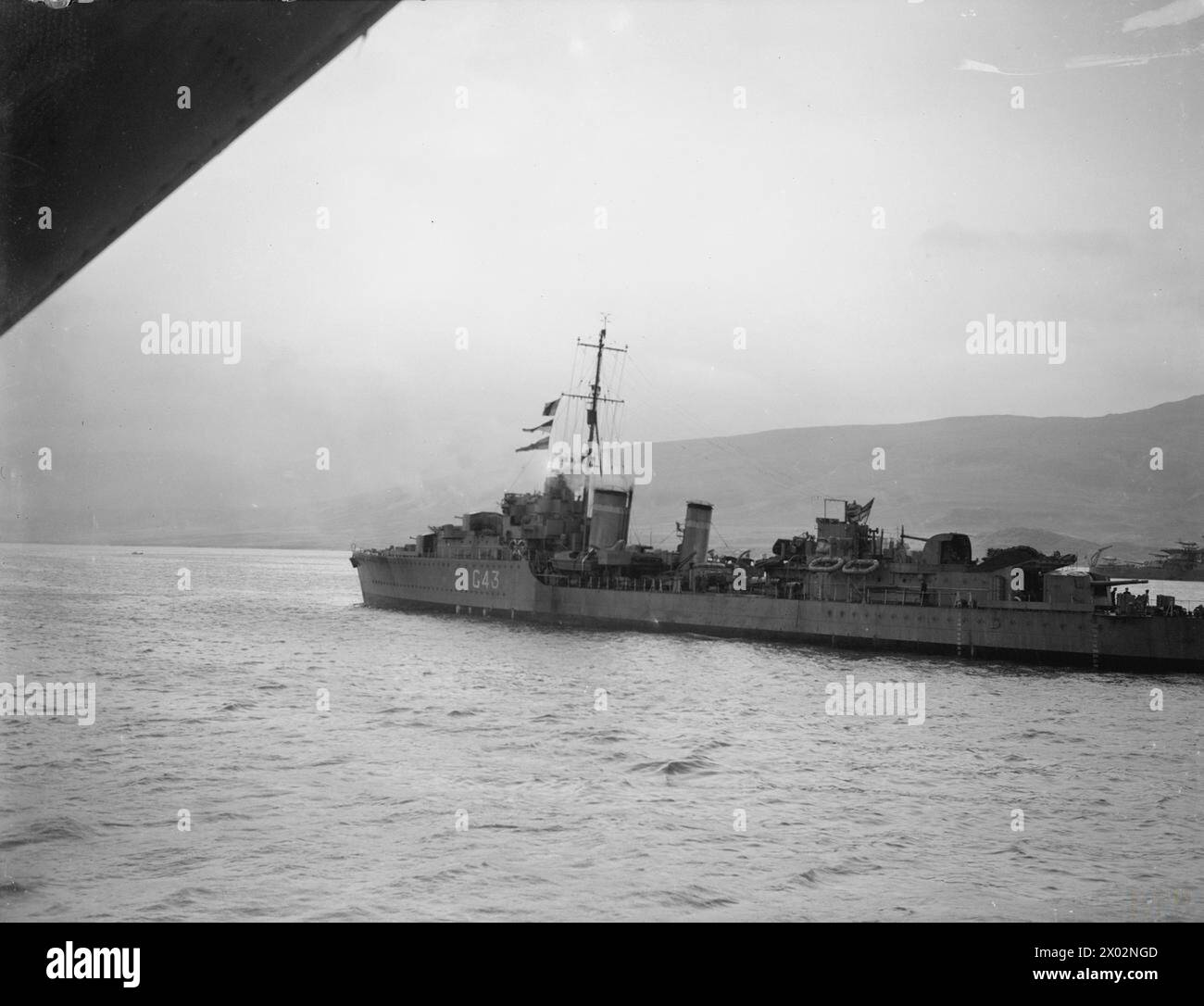 NAVIRES À HVALFJORD, ISLANDE. 19 ET 20 NOVEMBRE 1941, À BORD DU PORTE-AVIONS HMS VICTORIOUS. - Le destroyer de classe Tribal HMS TARTAR Royal Navy, HMS Tarpon, sous-marin, (1939) Banque D'Images