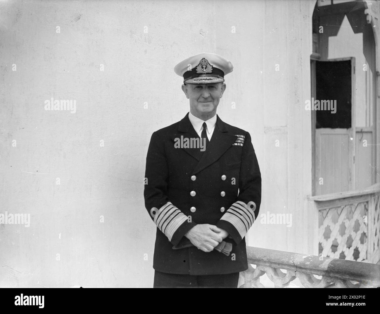 Les 14 et 21 mars 1943, l'amiral Sir Andrew Cunningham, C-in-C Mediterranean, inspecte des divisions à bord du HMS Sirius, un croiseur de classe Dido impliqué dans l'action nocturne de décembre 1942 qui coule six navires de l'axe, dont deux destroyers à destination de la Tunisie. Banque D'Images