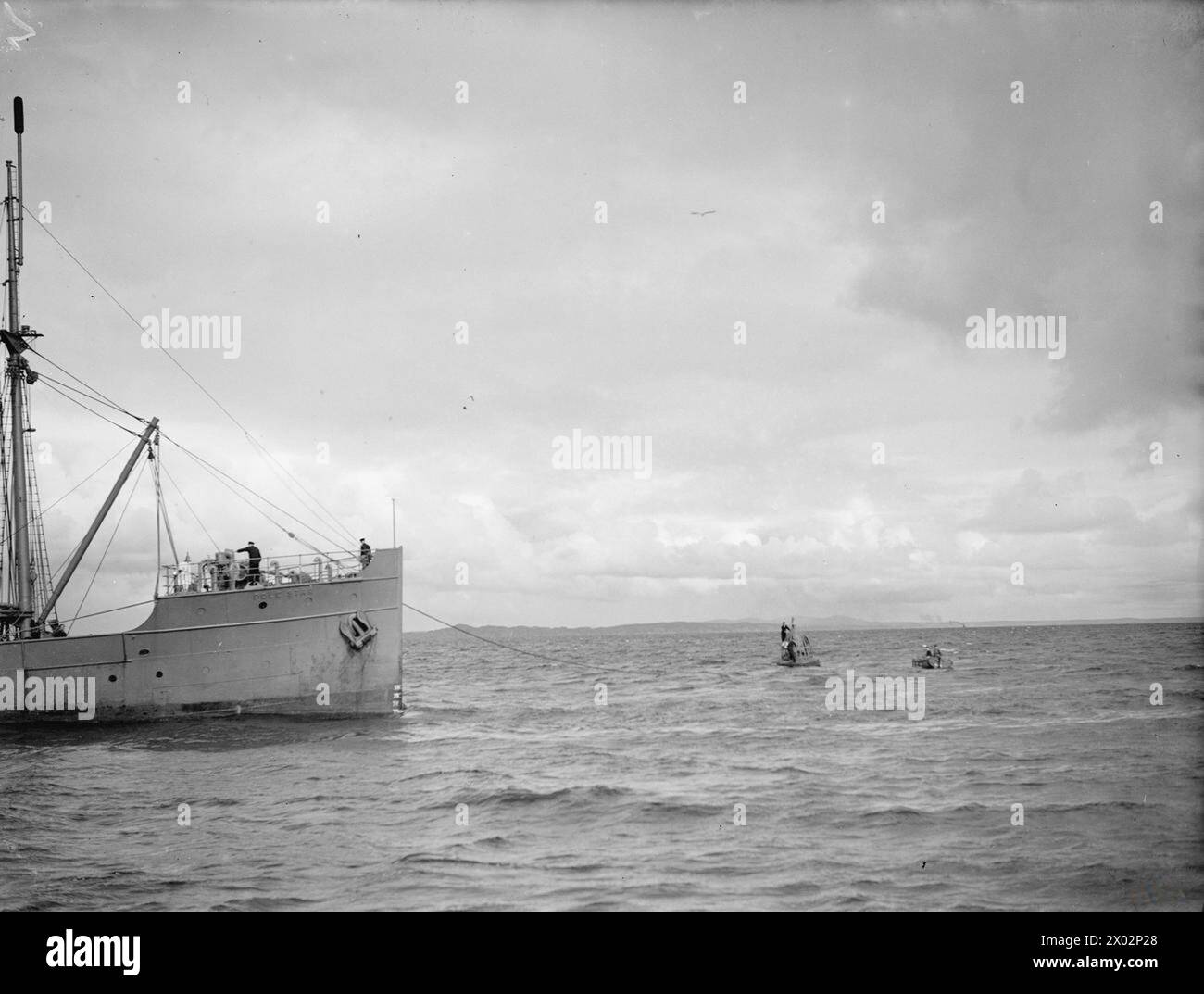 En juillet 1943, le HMT Stella Pegasi escorte le navire Northern Lights Pole Star pour livrer des magasins et des fournitures aux équipages des phares le long de la côte, ravitaillant une bouée de canal de guerre. Banque D'Images