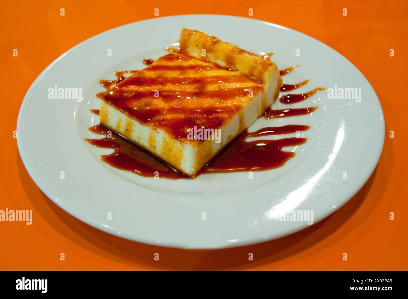 Dessert : gâteau au fromage avec sirop de caramel. Banque D'Images