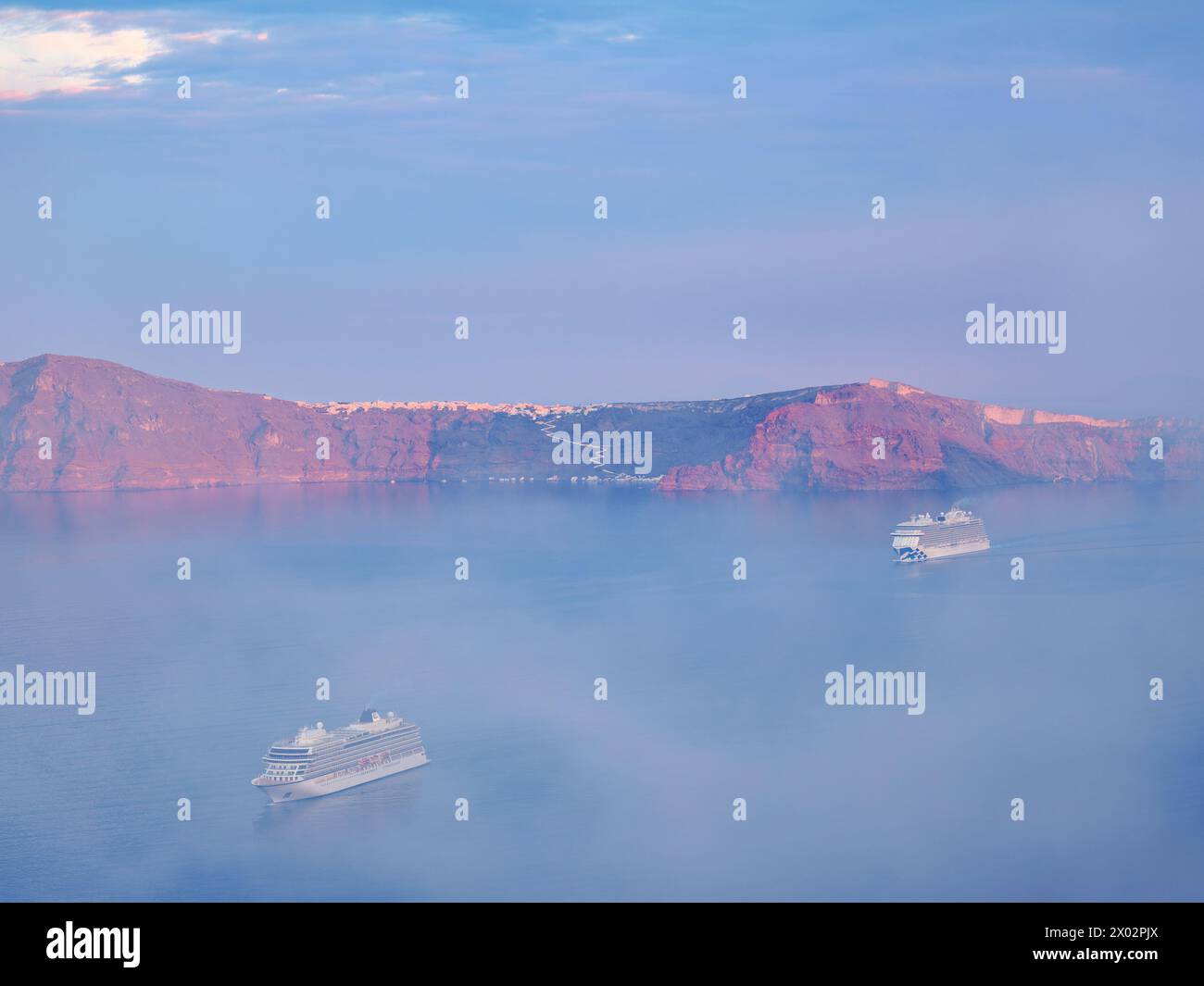 Caldeira au lever de soleil brumeux vu de Fira, Santorini (Thira) Island, Cyclades, Îles grecques, Grèce, Europe Banque D'Images