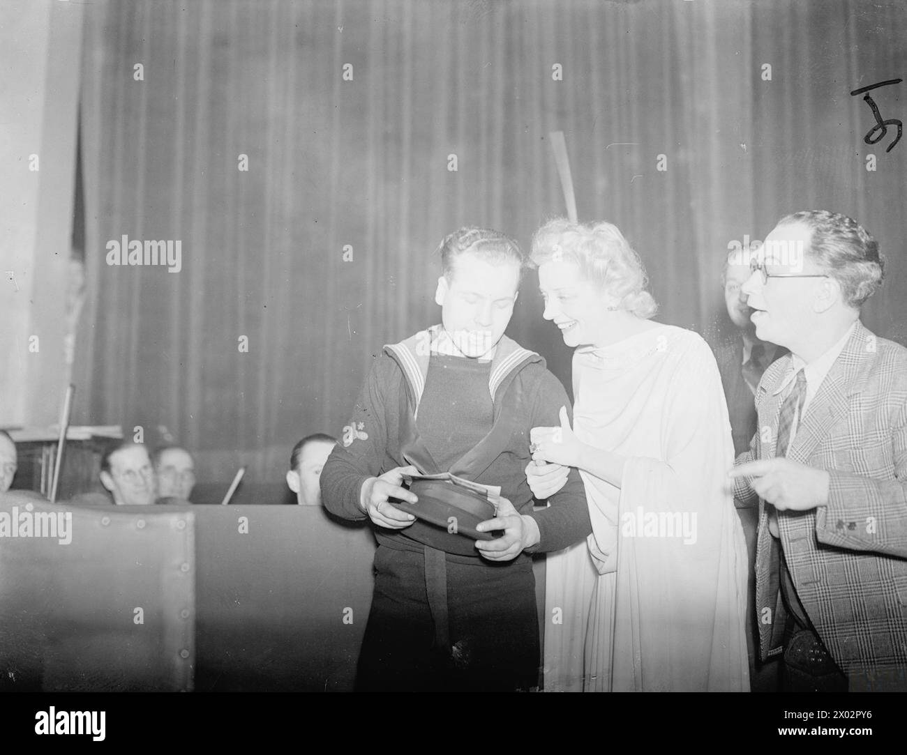 En 1941, le commandant en chef de Rosyth ouvre la nouvelle Royal Navy et la Royal Marine Canteen. Mlle Evelyn Laye, présidente de RNENSA, présente un spectacle assisté par Mlle Beatrice Lillie. Banque D'Images