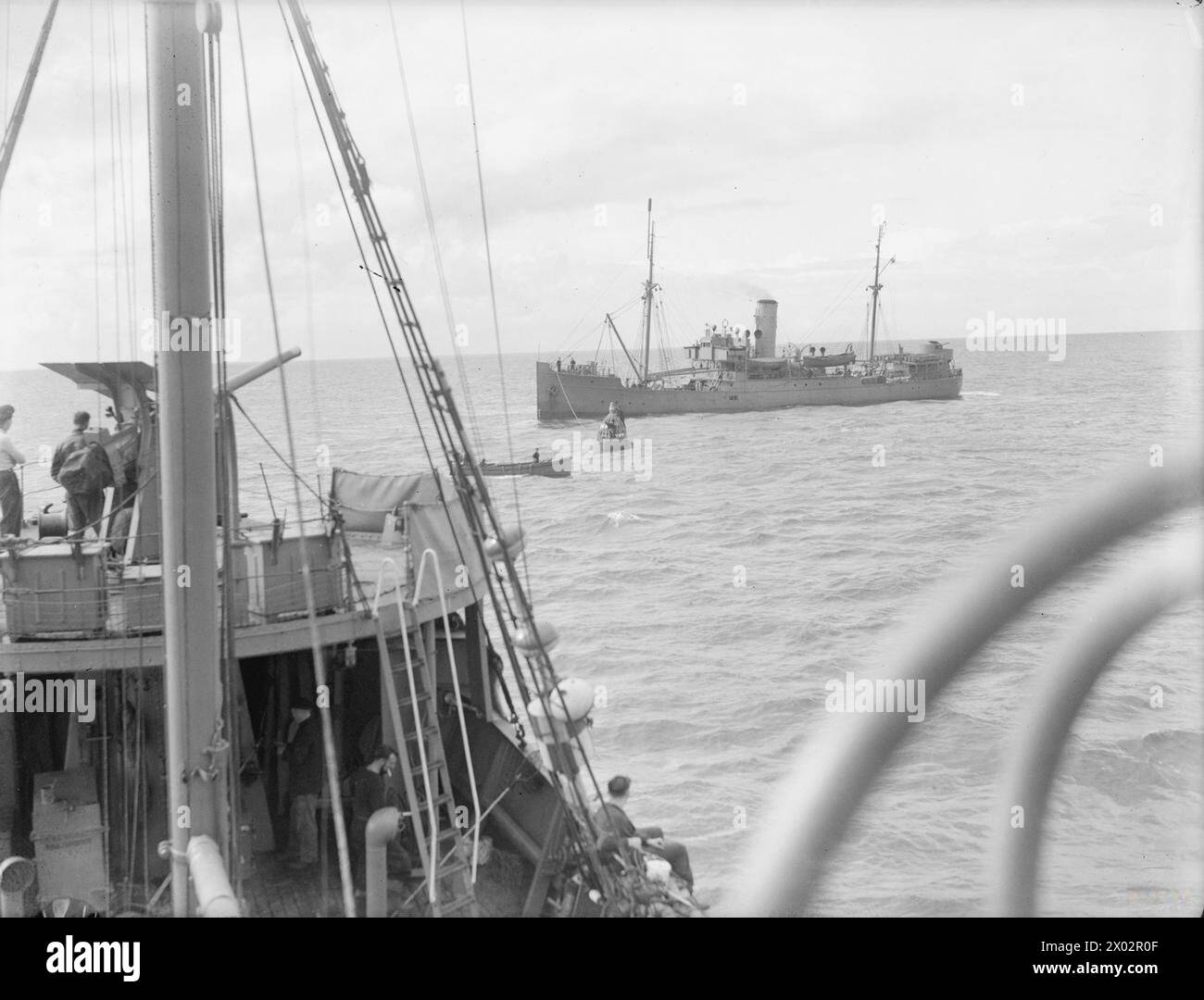 En juillet 1943, le HMT Stella Pegasi escorte le navire Pole Star le long de la côte, livrant des magasins et des fournitures aux équipages des phares. L'équipage a également ravitaillé une bouée de canal de guerre. Banque D'Images