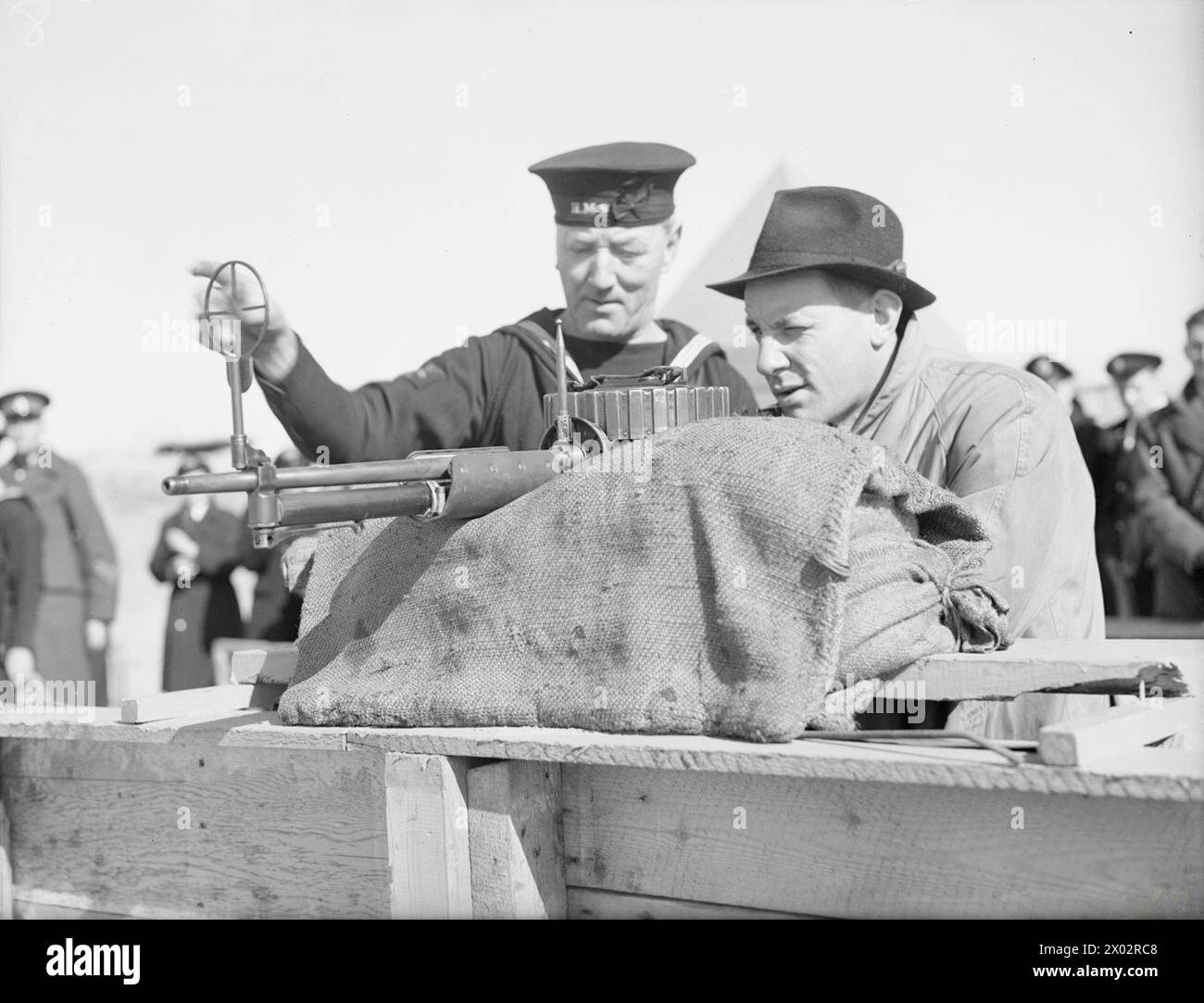 Les 1er et 2 avril 1942, un marin anglais reçoit une instruction d'artillerie d'un blouson dans une école de marins marchands interalliés de Liverpool. Banque D'Images